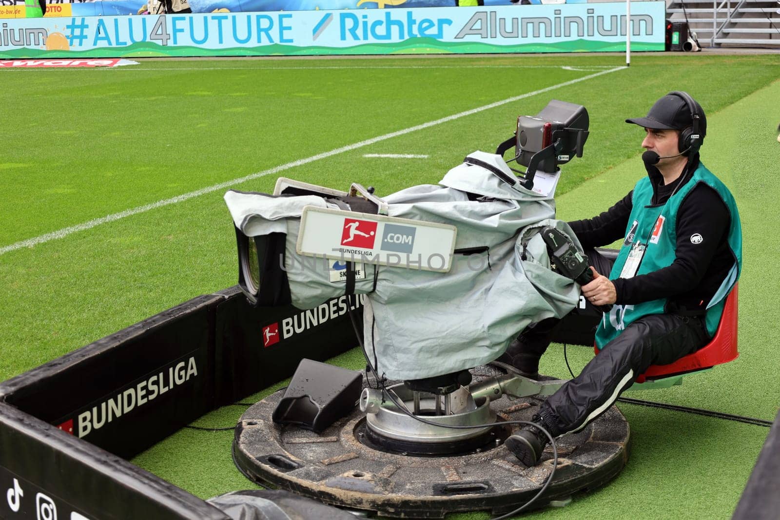 TV camera with cameraman on the sidelines - but who will broadcast the Bundesliga matches for the German Football League on television in the future?  DFL REGULATIONS PROHIBIT ANY USE OF PHOTOGRAPHS AS IMAGE SEQUENCES AND/OR QUASI-VIDEONann  Photo: Joachim Hahne/johapress