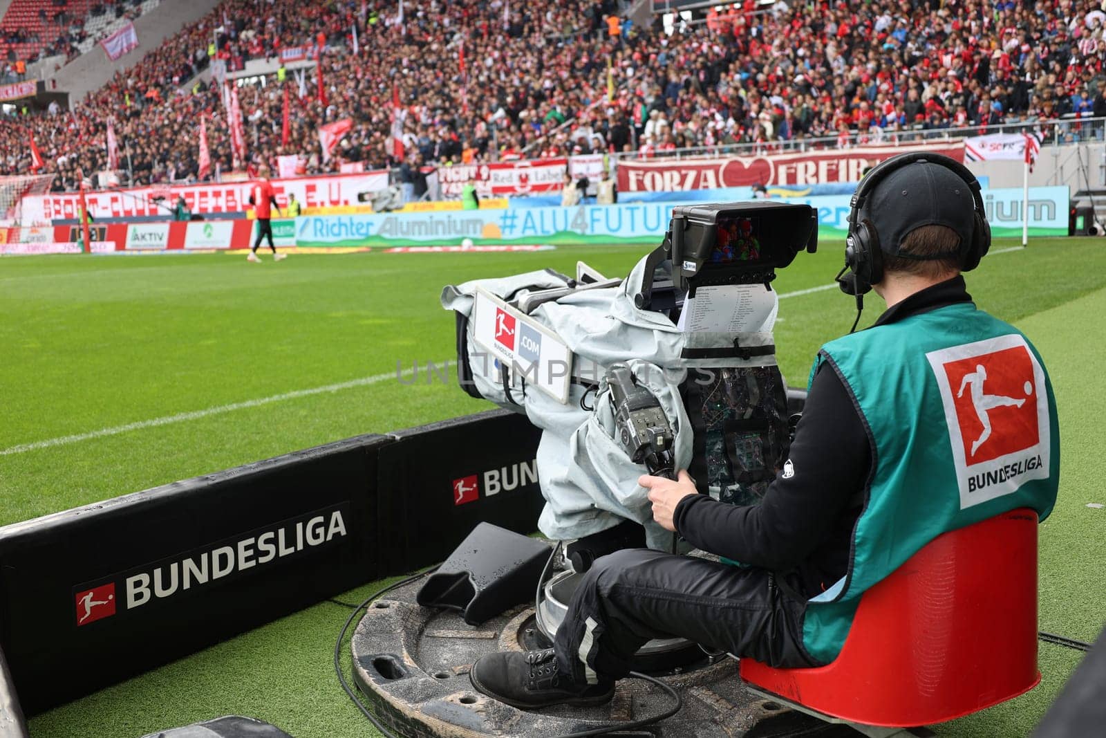 TV camera with cameraman on the sidelines - but who will broadcast the Bundesliga matches for the German Football League on television in the future?  DFL REGULATIONS PROHIBIT ANY USE OF PHOTOGRAPHS AS IMAGE SEQUENCES AND/OR QUASI-VIDEONann  Photo: Joachim Hahne/johapress