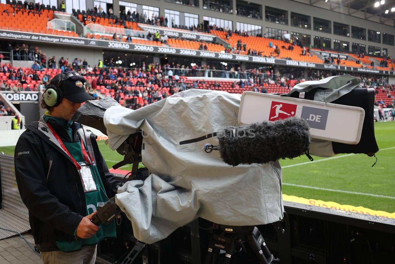 TV camera and cameraman on the sidelines: Who will overtake the Bundesliga from the 2025/26 season?  at the match of the 1st FBL: 24-25: 1st FBL: 24-25: 5th Sptg. SC Freiburg - FC St. Pauli  DFL REGULATIONS PROHIBIT ANY USE OF PHOTOGRAPHS AS IMAGE SEQUENCES AND/OR QUASI-VIDEONann  Photo: Joachim Hahne/johapress