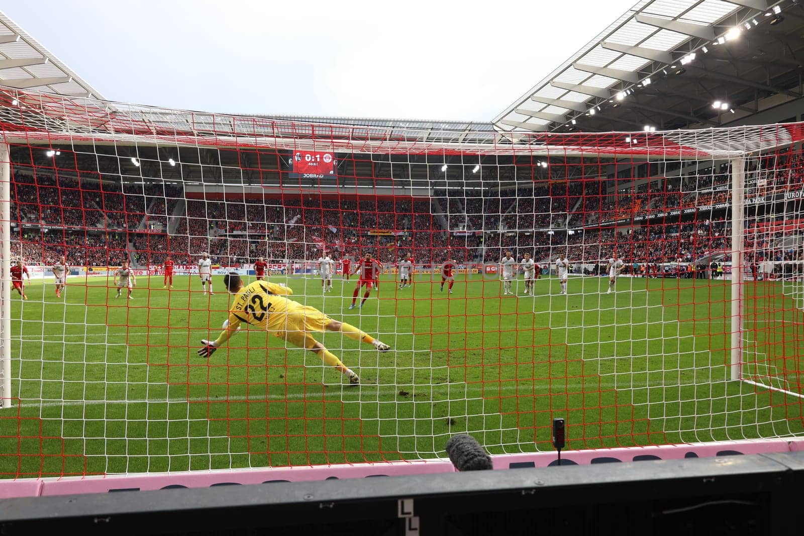 Easy prey for goalkeeper Nikola Vasilj (FC St. Pauli) during Vincenzo Grifo's (SC Freiburg) penalty kick in the 1st FBL match: 24-25: 1st FBL: 24-25: 5th Sptg. SC Freiburg - FC St. Pauli  DFL REGULATIONS PROHIBIT ANY USE OF PHOTOGRAPHS AS IMAGE SEQUENCES AND/OR QUASI-VIDEONann  Photo: Joachim Hahne/johapress
