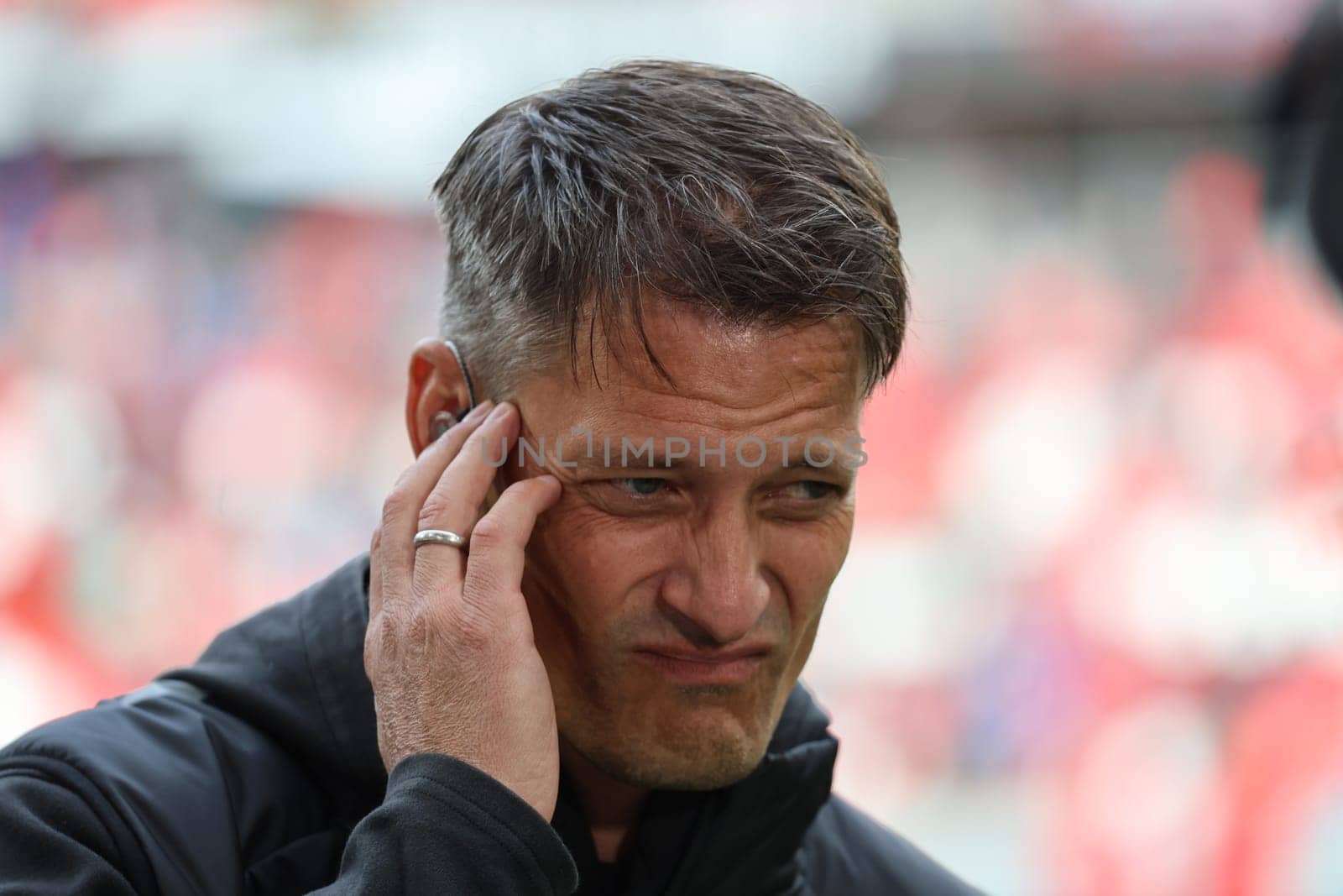 Coach Alexander Blessin (FC St. Pauli) at the match of the 1st FBL: 24-25: 1st FBL: 24-25: 5th Sptg. SC Freiburg - FC St. Pauli  DFL REGULATIONS PROHIBIT ANY USE OF PHOTOGRAPHS AS IMAGE SEQUENCES AND/OR QUASI-VIDEONann  Photo: Joachim Hahne/johapress