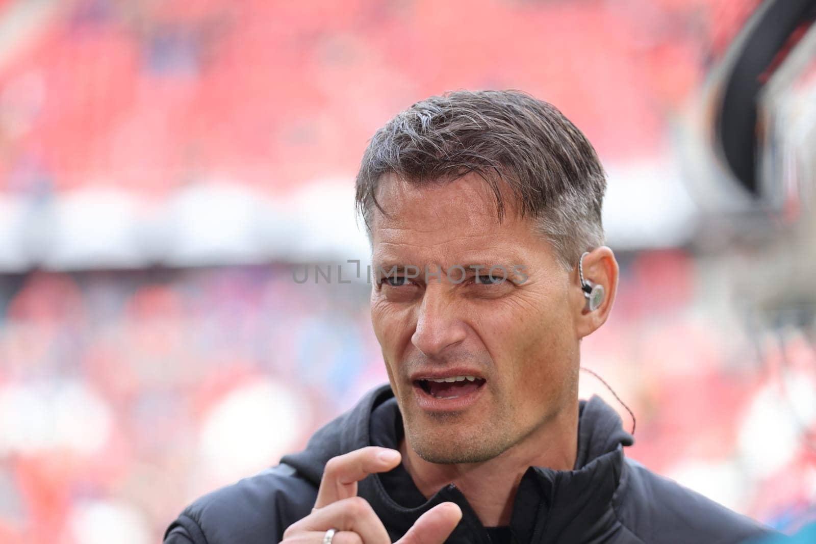 Coach Alexander Blessin (FC St. Pauli) at the match of the 1st FBL: 24-25: 1st FBL: 24-25: 5th Sptg. SC Freiburg - FC St. Pauli  DFL REGULATIONS PROHIBIT ANY USE OF PHOTOGRAPHS AS IMAGE SEQUENCES AND/OR QUASI-VIDEONann  Photo: Joachim Hahne/johapress