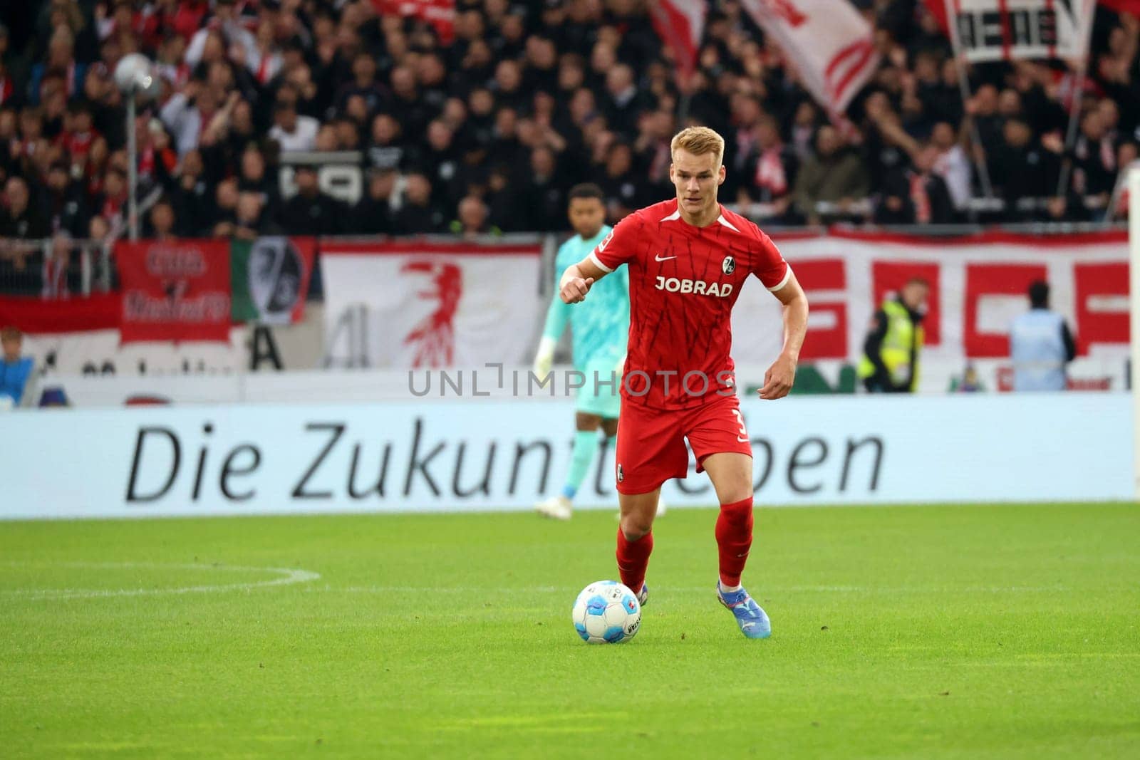 Philipp Lienhart (SC Freiburg) at the match of the 1st FBL: 24-25: 1st FBL: 24-25: 5th Sptg. SC Freiburg - FC St. Pauli  DFL REGULATIONS PROHIBIT ANY USE OF PHOTOGRAPHS AS IMAGE SEQUENCES AND/OR QUASI-VIDEONann  Photo: Joachim Hahne/johapress