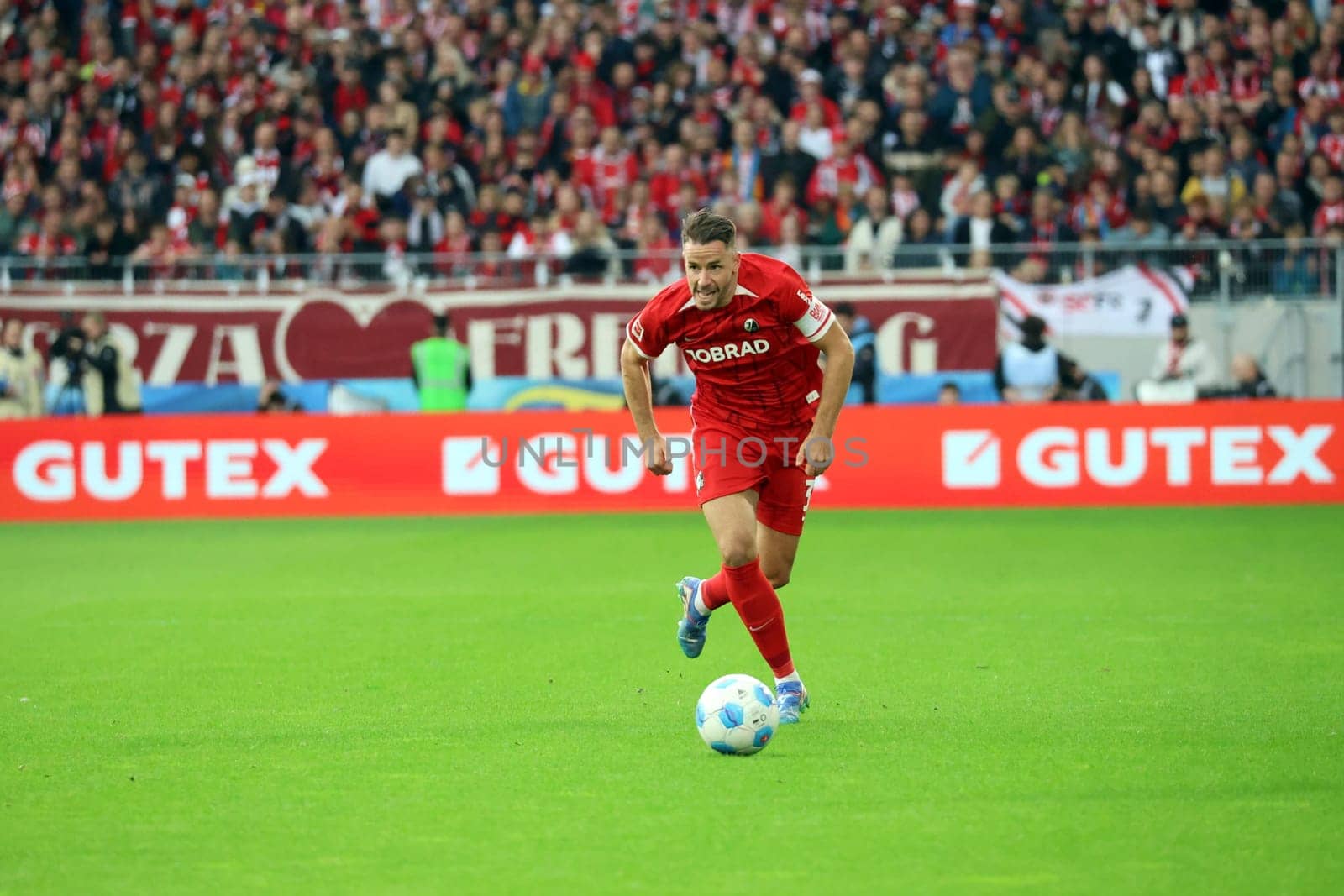 Christian Günter (SC Freiburg) at the match of the 1st FBL: 24-25: 1st FBL: 24-25: 5th Sptg. SC Freiburg - FC St. Pauli  DFL REGULATIONS PROHIBIT ANY USE OF PHOTOGRAPHS AS IMAGE SEQUENCES AND/OR QUASI-VIDEONann  Photo: Joachim Hahne/johapress