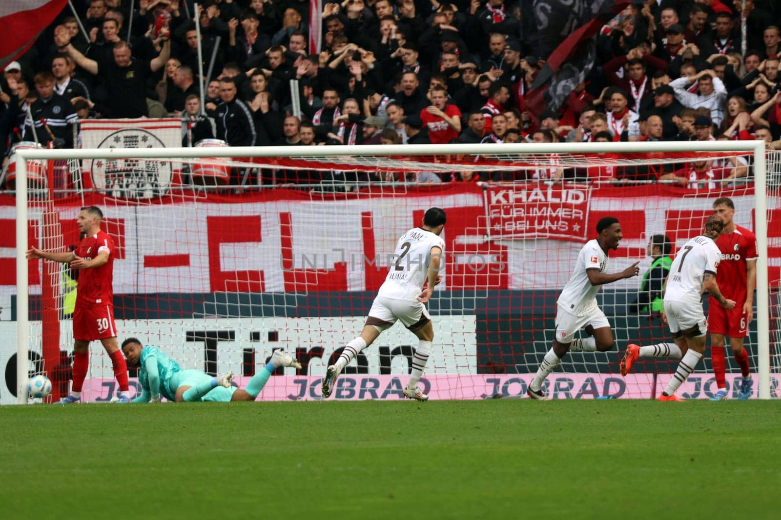 The beginning of the end: Oladapo Afolayan (FC St. Pauli) scores to make it 0-1 and in the end wins with 3-0 goals in Freiburg in the match of the 1st FBL: 24-25: 1st FBL: 24-25: 5th Sptg. SC Freiburg - FC St. Pauli  DFL REGULATIONS PROHIBIT ANY USE OF PHOTOGRAPHS AS IMAGE SEQUENCES AND/OR QUASI-VIDEONann  Photo: Joachim Hahne/johapress