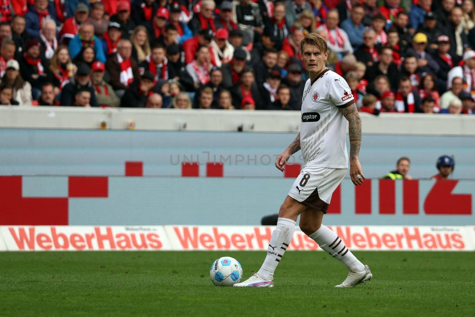 Eric Smith (St. Pauli) at the match of the 1st FBL: 24-25: 1st FBL: 24-25: 5th Sptg. SC Freiburg - FC St. Pauli  DFL REGULATIONS PROHIBIT ANY USE OF PHOTOGRAPHS AS IMAGE SEQUENCES AND/OR QUASI-VIDEONann  Photo: Joachim Hahne/johapress
