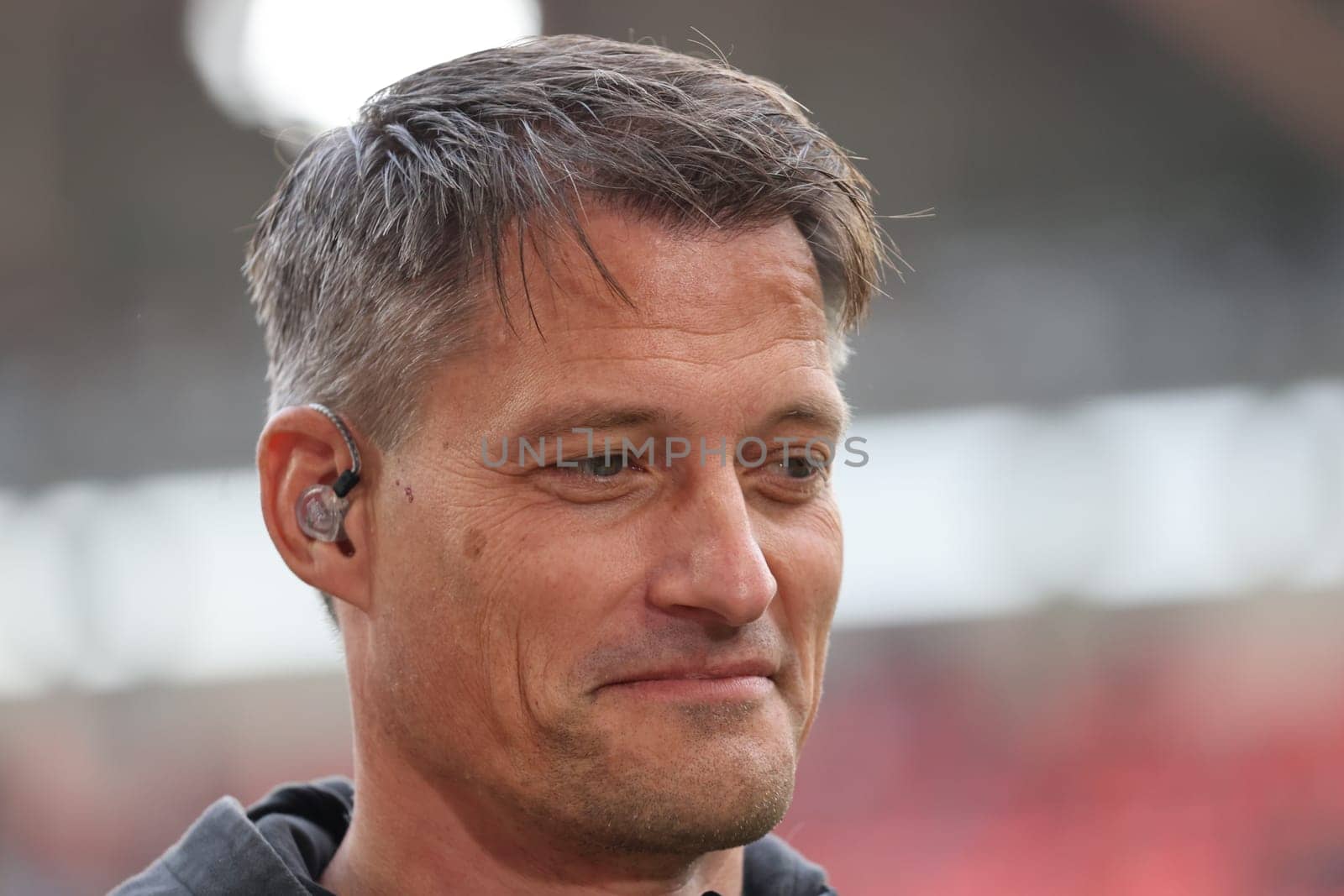 Coach Alexander Blessin (FC St. Pauli) at the match of the 1st FBL: 24-25: 1st FBL: 24-25: 5th Sptg. SC Freiburg - FC St. Pauli  DFL REGULATIONS PROHIBIT ANY USE OF PHOTOGRAPHS AS IMAGE SEQUENCES AND/OR QUASI-VIDEONann  Photo: Joachim Hahne/johapress