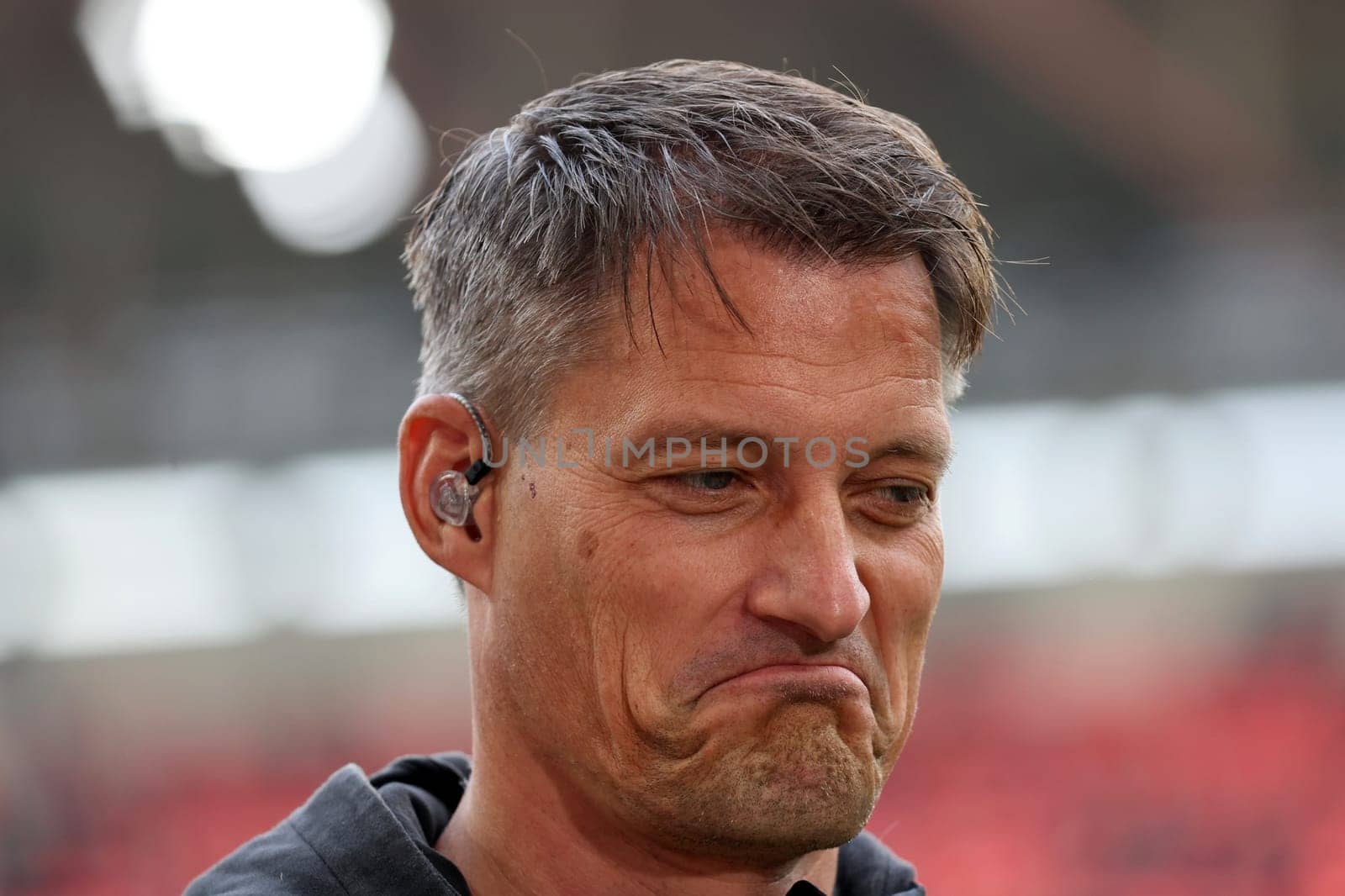 Coach Alexander Blessin (FC St. Pauli) at the match of the 1st FBL: 24-25: 1st FBL: 24-25: 5th Sptg. SC Freiburg - FC St. Pauli  DFL REGULATIONS PROHIBIT ANY USE OF PHOTOGRAPHS AS IMAGE SEQUENCES AND/OR QUASI-VIDEONann  Photo: Joachim Hahne/johapress