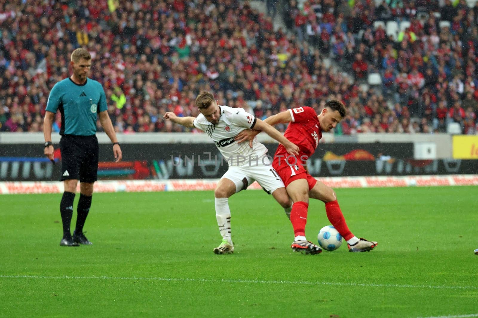 Referee Timo Gerach (Landau): Hard-fought brother duel: Johannes Eggestein (FC St. Pauli) vs Maximilian Eggestein (SC Freiburg) in the match of the 1st FBL: 24-25: 1st FBL: 24-25: 5th Sptg. SC Freiburg - FC St. Pauli  DFL REGULATIONS PROHIBIT ANY USE OF PHOTOGRAPHS AS IMAGE SEQUENCES AND/OR QUASI-VIDEONann  Photo: Joachim Hahne/johapress