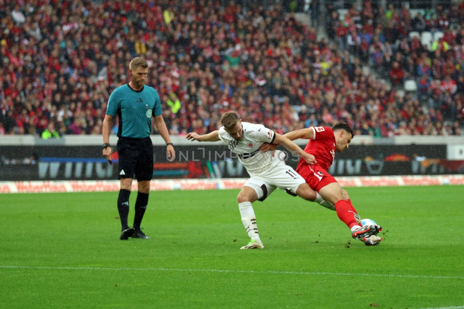 Referee Timo Gerach (Landau): Hard-fought brother duel: Johannes Eggestein (FC St. Pauli) vs Maximilian Eggestein (SC Freiburg) in the match of the 1st FBL: 24-25: 1st FBL: 24-25: 5th Sptg. SC Freiburg - FC St. Pauli  DFL REGULATIONS PROHIBIT ANY USE OF PHOTOGRAPHS AS IMAGE SEQUENCES AND/OR QUASI-VIDEONann  Photo: Joachim Hahne/johapress
