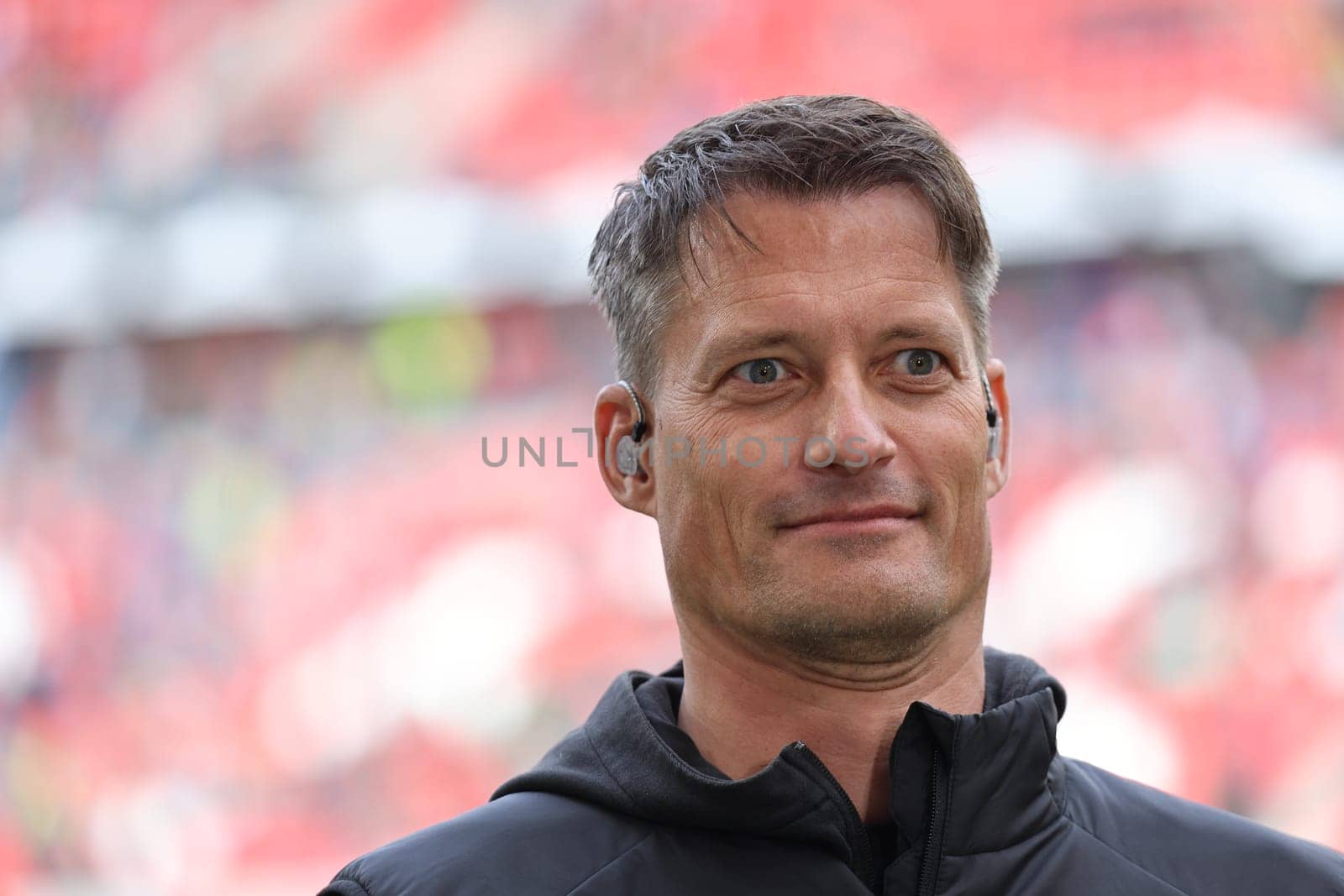 Coach Alexander Blessin (FC St. Pauli) at the match of the 1st FBL: 24-25: 1st FBL: 24-25: 5th Sptg. SC Freiburg - FC St. Pauli  DFL REGULATIONS PROHIBIT ANY USE OF PHOTOGRAPHS AS IMAGE SEQUENCES AND/OR QUASI-VIDEONann  Photo: Joachim Hahne/johapress