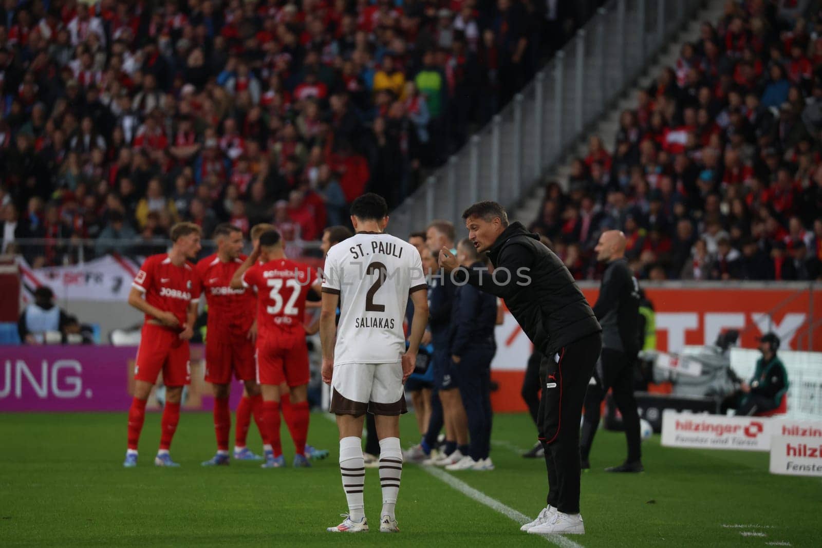 Interruption of play with instructions from coach Alexander Blessin (FC St. Pauli) to Manolis Saliakas (FC St. Pauli) in the match of the 1st FBL: 24-25: 1st FBL: 24-25: 5th Sptg. SC Freiburg - FC St. Pauli  DFL REGULATIONS PROHIBIT ANY USE OF PHOTOGRAPHS AS IMAGE SEQUENCES AND/OR QUASI-VIDEONann  Photo: Joachim Hahne/johapress