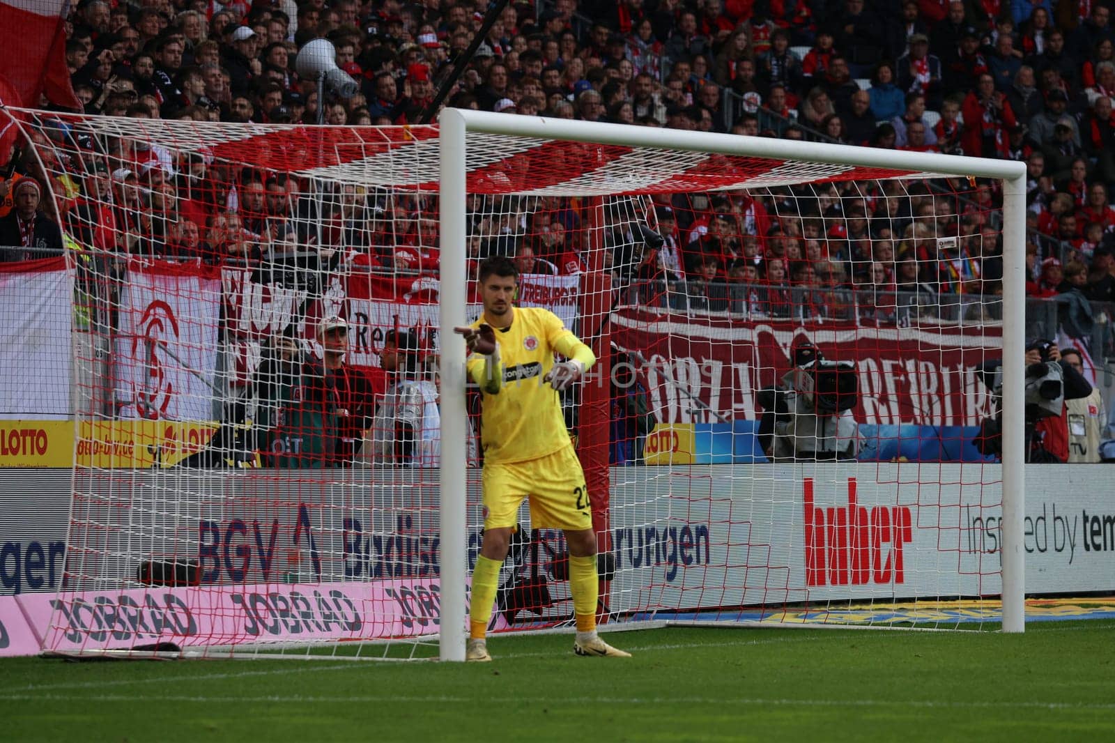 Strong support: Goalkeeper Nikola Vasilj (FC St. Pauli) at the 1st FBL match: 24-25: 1st FBL: 24-25: 5th Sptg. SC Freiburg - FC St. Pauli  DFL REGULATIONS PROHIBIT ANY USE OF PHOTOGRAPHS AS IMAGE SEQUENCES AND/OR QUASI-VIDEONann  Photo: Joachim Hahne/johapress
