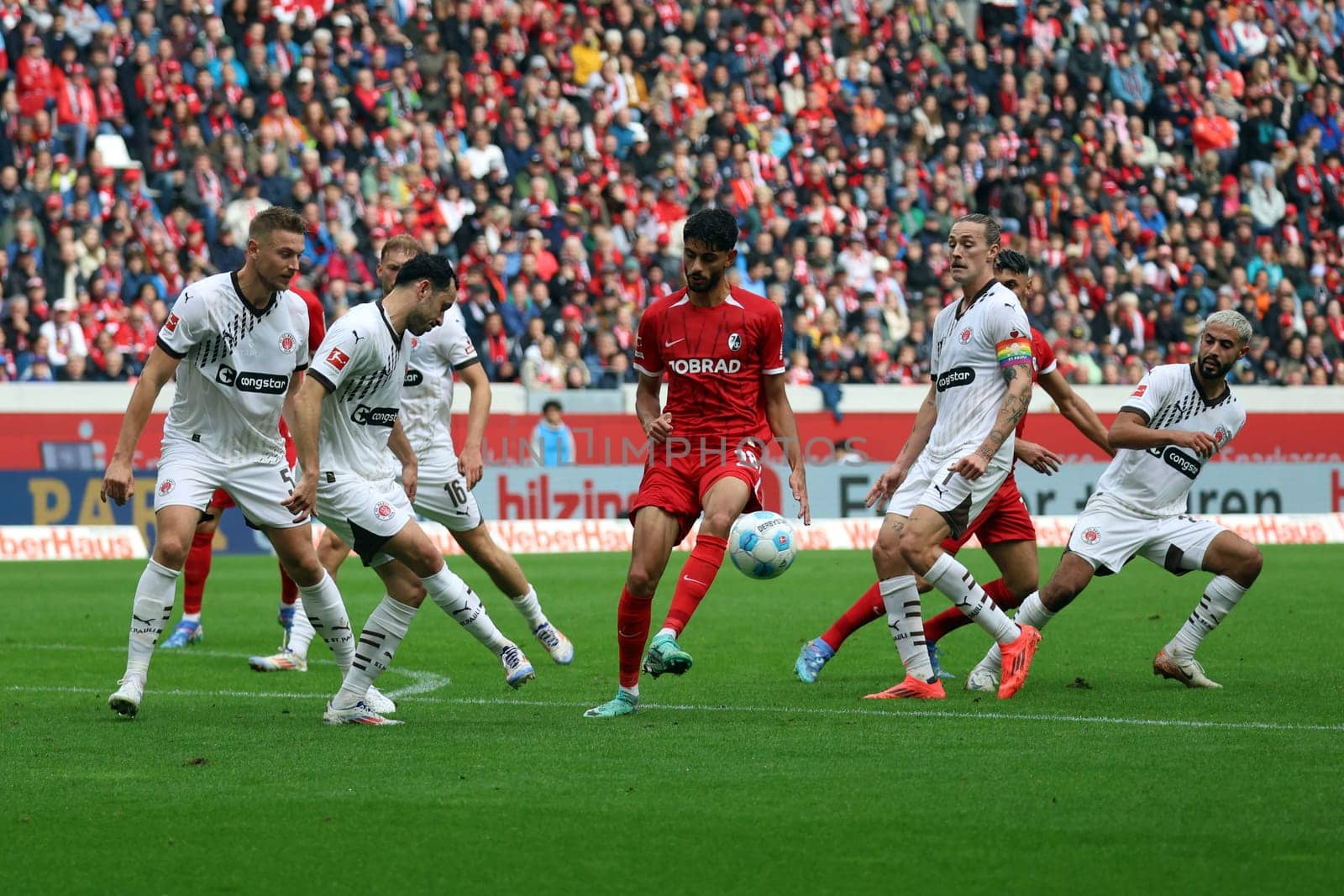 As here for Eren Sami Dinkçi (SC Freiburg),there was no way for the Freiburg players to get through against the many-legged defense of St. Pauli in the game of the 1st FBL: 24-25: 1st FBL: 24-25: 5th Sptg. SC Freiburg - FC St. Pauli  DFL REGULATIONS PROHIBIT ANY USE OF PHOTOGRAPHS AS IMAGE SEQUENCES AND/OR QUASI-VIDEONann  Photo: Joachim Hahne/johapress