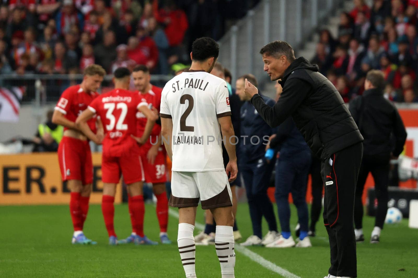 In a break in play,coach Alexander Blessin (FC St. Pauli) gives instructions to Manolis Saliakas (FC St. Pauli) in the match of the 1st FBL: 24-25: 1st FBL: 24-25: 5th Sptg. SC Freiburg - FC St. Pauli  DFL REGULATIONS PROHIBIT ANY USE OF PHOTOGRAPHS AS IMAGE SEQUENCES AND/OR QUASI-VIDEONann  Photo: Joachim Hahne/johapress