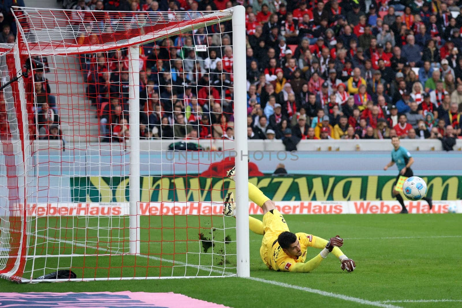 Goalkeeper Nikola Vasilj (FC St. Pauli) also saves Vincenzo Grifo's (SC Freiburg) free-kick in the 1st FBL match: 24-25: 1st FBL: 24-25: 5th Sptg. SC Freiburg - FC St. Pauli  DFL REGULATIONS PROHIBIT ANY USE OF PHOTOGRAPHS AS IMAGE SEQUENCES AND/OR QUASI-VIDEONann  Photo: Joachim Hahne/johapress