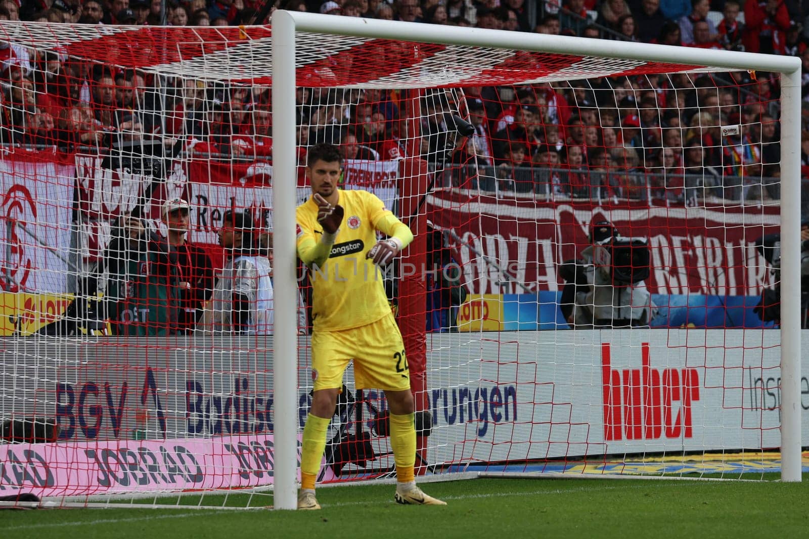 Goalkeeper Nikola Vasilj (FC St. Pauli) at the match of the 1st FBL: 24-25: 1st FBL: 24-25: 5th Sptg. SC Freiburg - FC St. Pauli  DFL REGULATIONS PROHIBIT ANY USE OF PHOTOGRAPHS AS IMAGE SEQUENCES AND/OR QUASI-VIDEONann  Photo: Joachim Hahne/johapress
