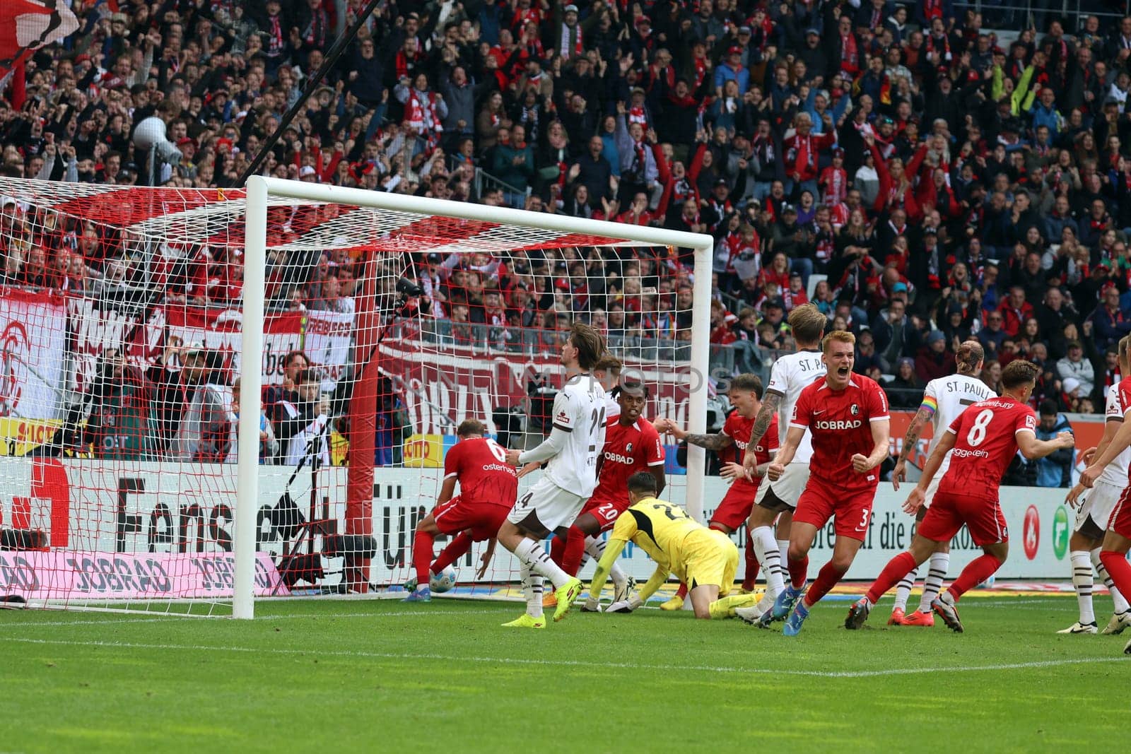Philipp Lienhart (SC Freiburg) celebrates the supposed 1:2 goal,which was not recognized due to offside in the game of the 1. FBL: 24-25: 1. FBL: 24-25: 5. Sptg. SC Freiburg - FC St. Pauli  DFL REGULATIONS PROHIBIT ANY USE OF PHOTOGRAPHS AS IMAGE SEQUENCES AND/OR QUASI-VIDEONann  Photo: Joachim Hahne/johapress
