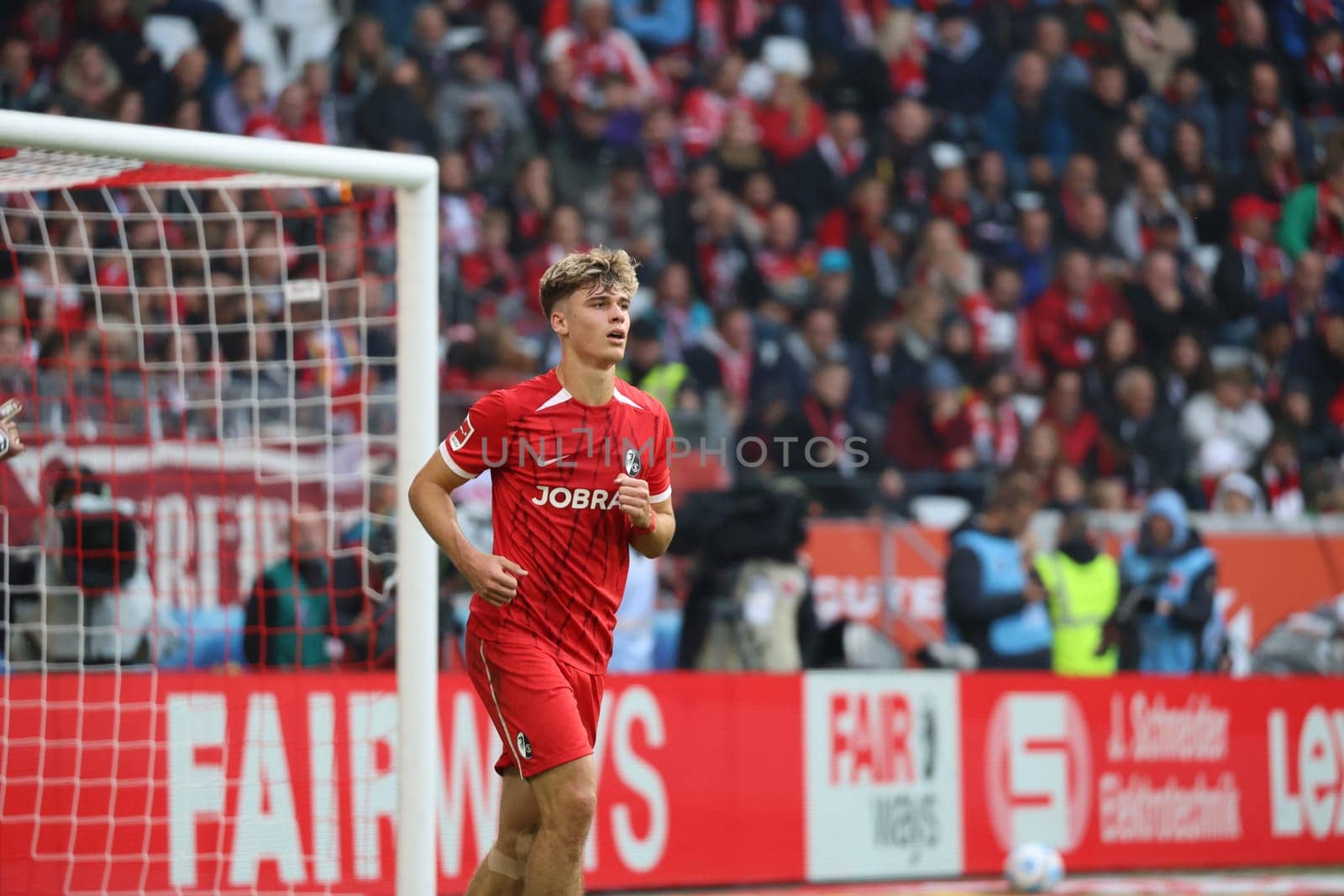 Noah Weißhaupt (SC Freiburg) at the match of the 1st FBL: 24-25: 1st FBL: 24-25: 5th Sptg. SC Freiburg - FC St. Pauli  DFL REGULATIONS PROHIBIT ANY USE OF PHOTOGRAPHS AS IMAGE SEQUENCES AND/OR QUASI-VIDEONann  Photo: Joachim Hahne/johapress