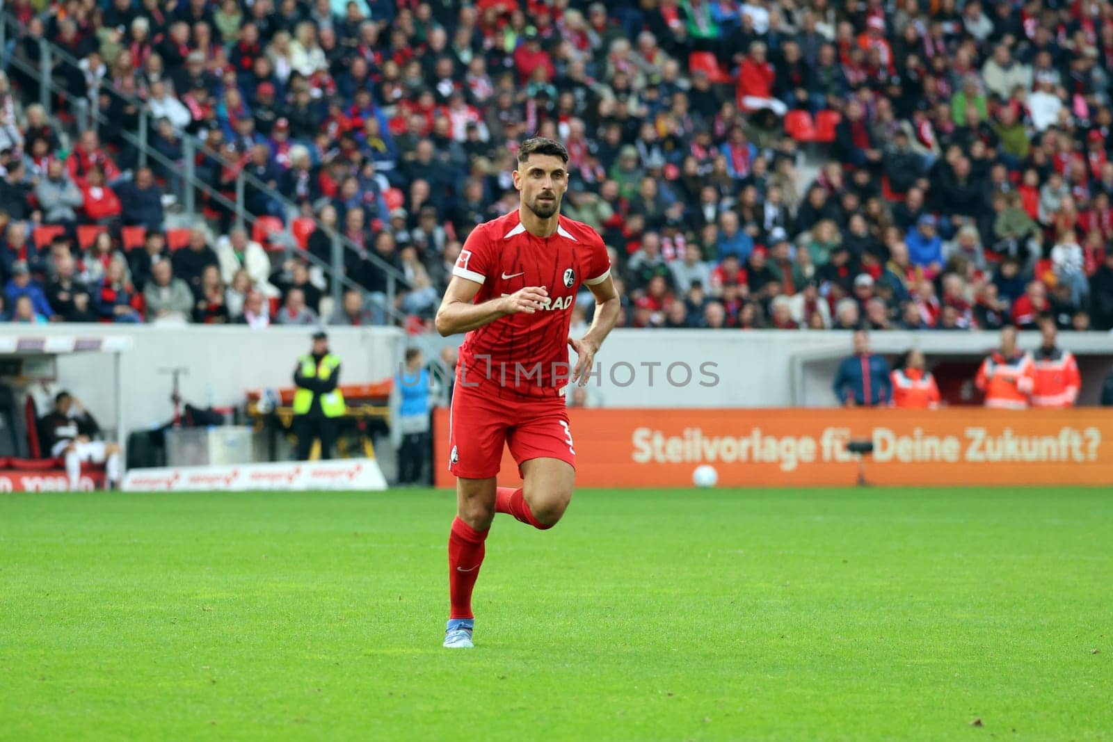 Vincenzo Grifo (SC Freiburg) at the match of the 1st FBL: 24-25: 1st FBL: 24-25: 5th Sptg. SC Freiburg - FC St. Pauli  DFL REGULATIONS PROHIBIT ANY USE OF PHOTOGRAPHS AS IMAGE SEQUENCES AND/OR QUASI-VIDEONann  Photo: Joachim Hahne/johapress