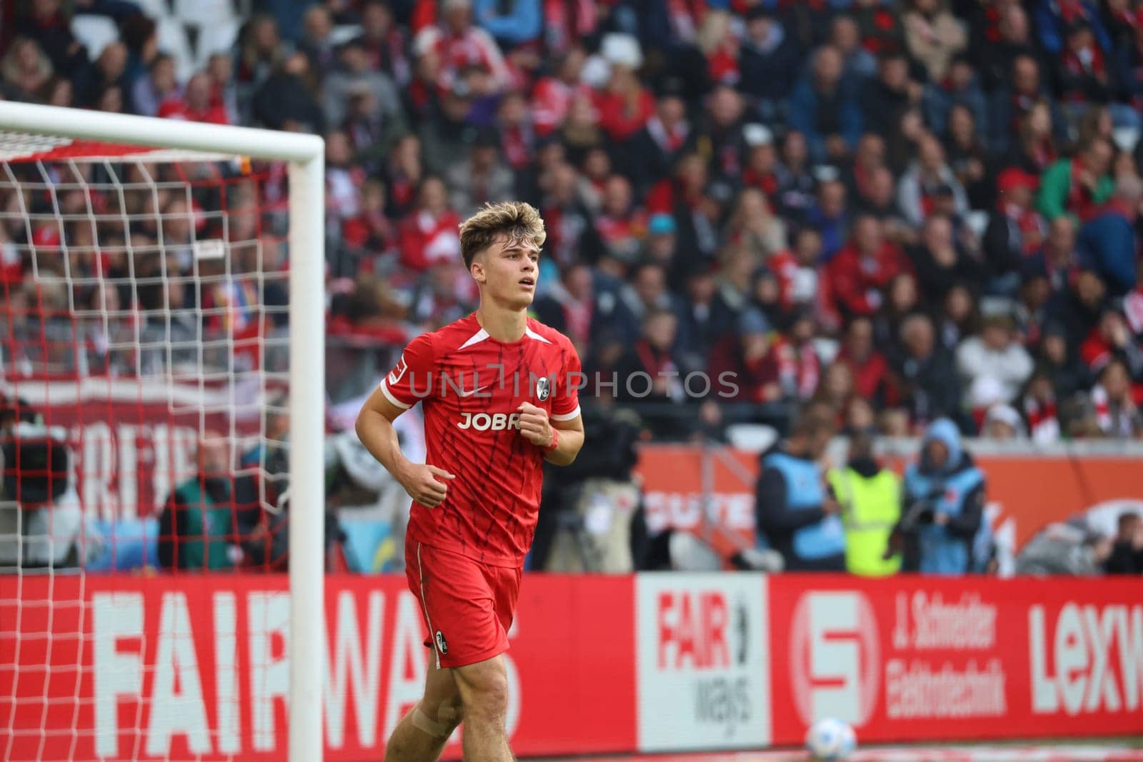 Noah Weißhaupt (SC Freiburg) at the match of the 1st FBL: 24-25: 1st FBL: 24-25: 5th Sptg. SC Freiburg - FC St. Pauli  DFL REGULATIONS PROHIBIT ANY USE OF PHOTOGRAPHS AS IMAGE SEQUENCES AND/OR QUASI-VIDEONann  Photo: Joachim Hahne/johapress