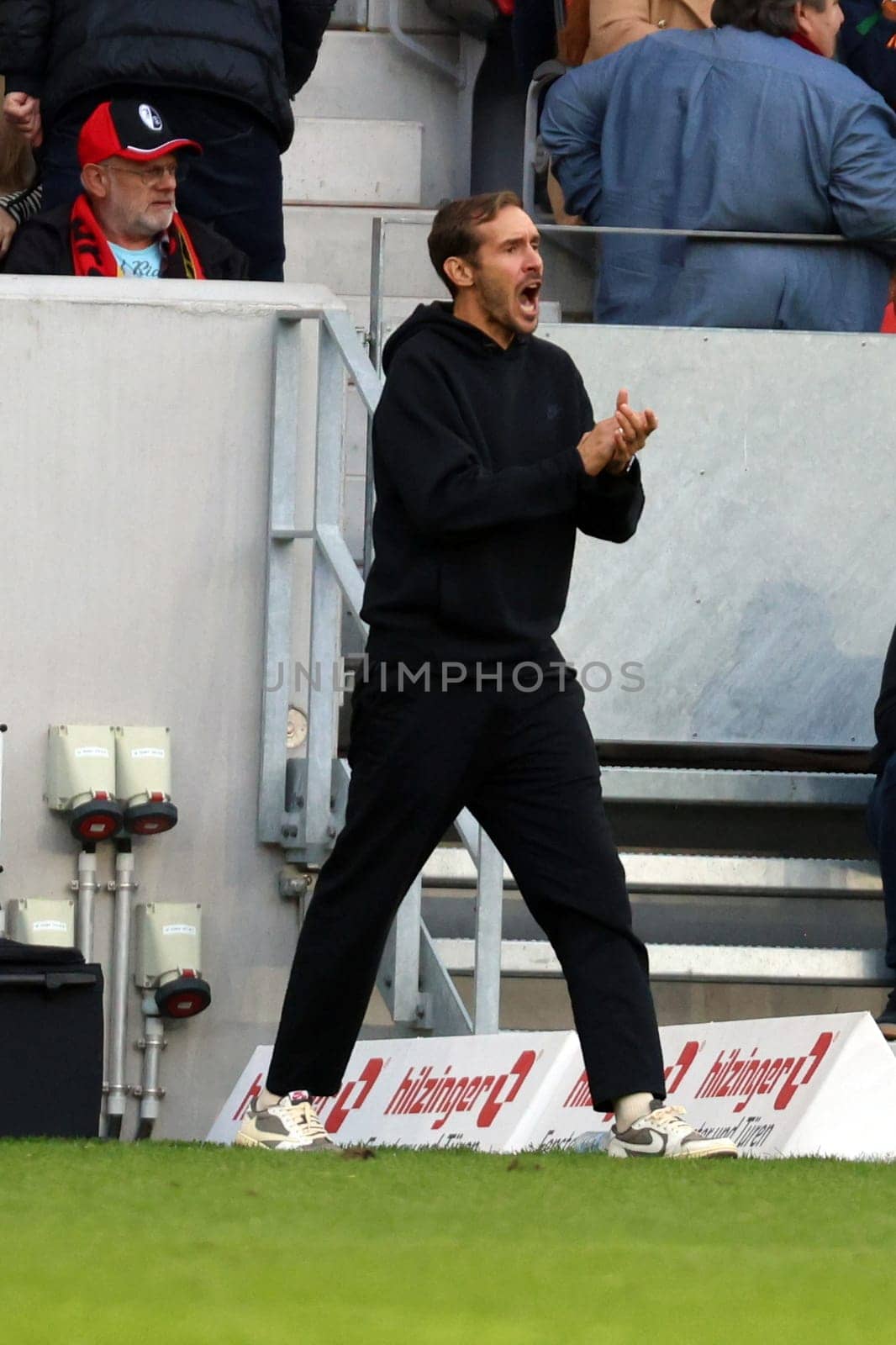 Loudly on the sidelines: Head coach / Coach Julian Schuster (SC Freiburg) tried to cheer on his team again and again in the game of the 1st FBL: 24-25: 1st FBL: 24-25: 5th Sptg. SC Freiburg - FC St. Pauli  DFL REGULATIONS PROHIBIT ANY USE OF PHOTOGRAPHS AS IMAGE SEQUENCES AND/OR QUASI-VIDEONann  Photo: Joachim Hahne/johapress