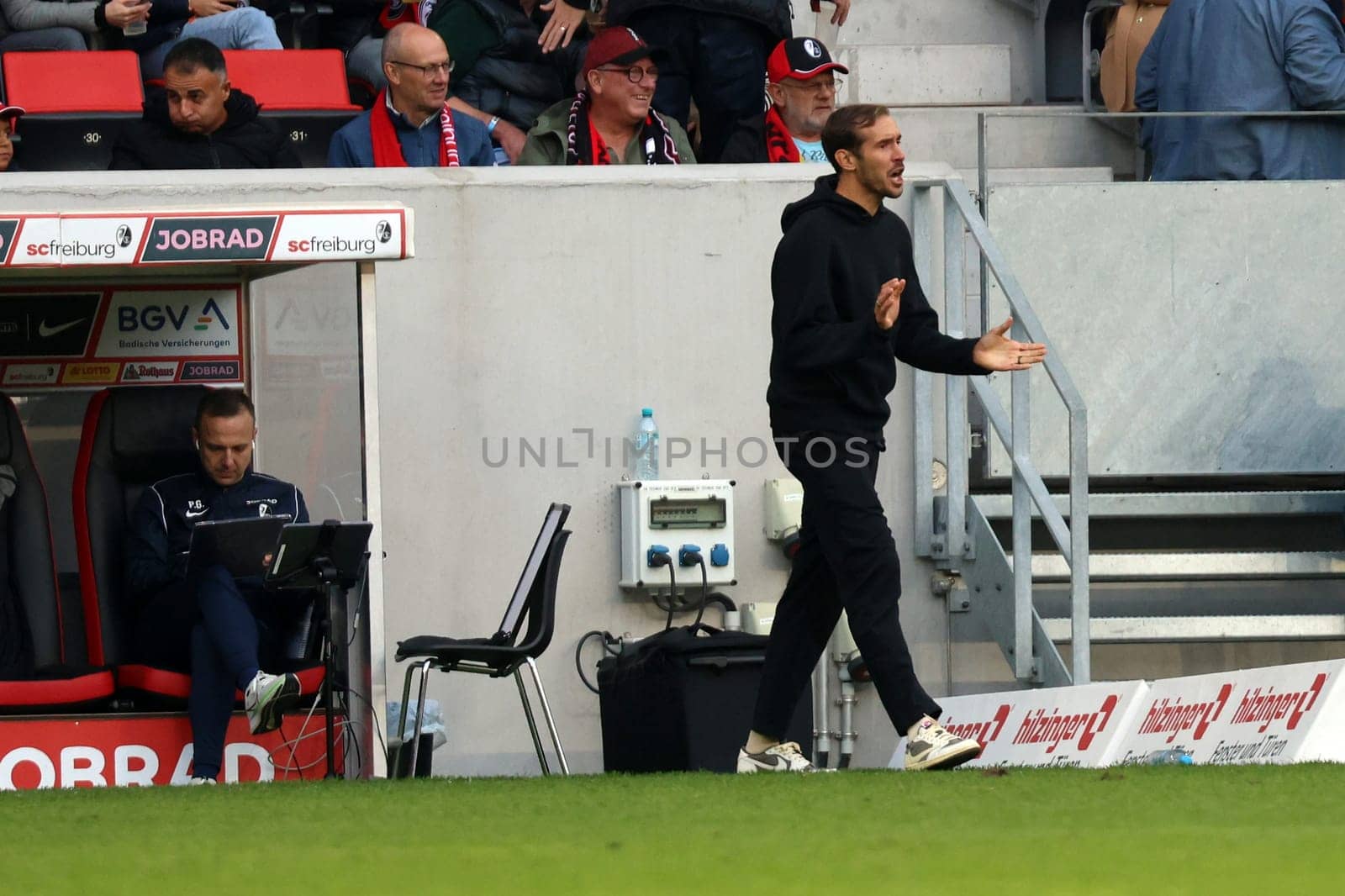 Head coach / Coach Julian Schuster (SC Freiburg) tried to cheer on his team again and again in the match of the 1st FBL: 24-25: 1st FBL: 24-25: 5th Sptg. SC Freiburg - FC St. Pauli  DFL REGULATIONS PROHIBIT ANY USE OF PHOTOGRAPHS AS IMAGE SEQUENCES AND/OR QUASI-VIDEONann  Photo: Joachim Hahne/johapress
