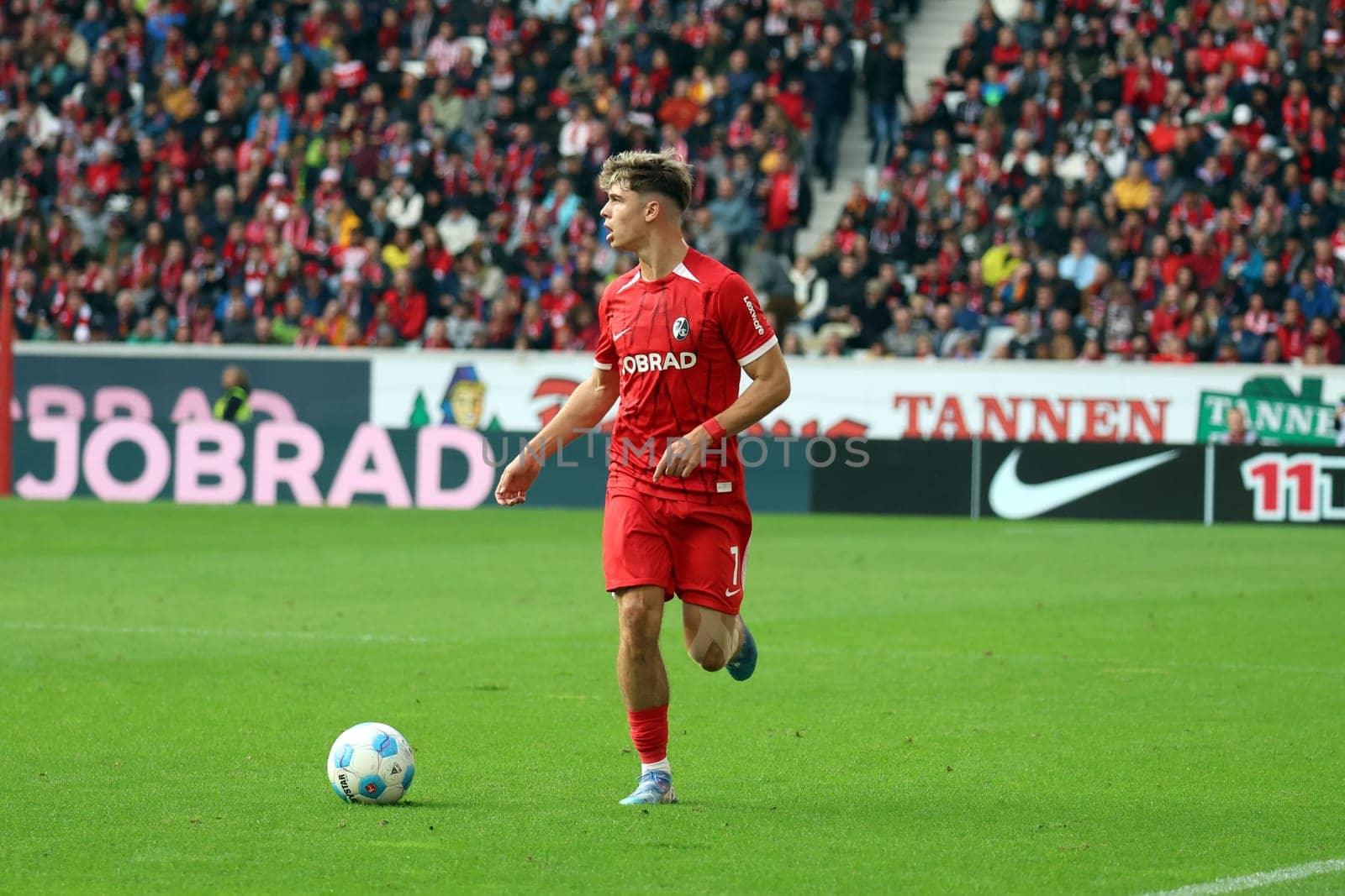 Noah Weißhaupt (SC Freiburg) at the match of the 1st FBL: 24-25: 1st FBL: 24-25: 5th Sptg. SC Freiburg - FC St. Pauli  DFL REGULATIONS PROHIBIT ANY USE OF PHOTOGRAPHS AS IMAGE SEQUENCES AND/OR QUASI-VIDEONann  Photo: Joachim Hahne/johapress