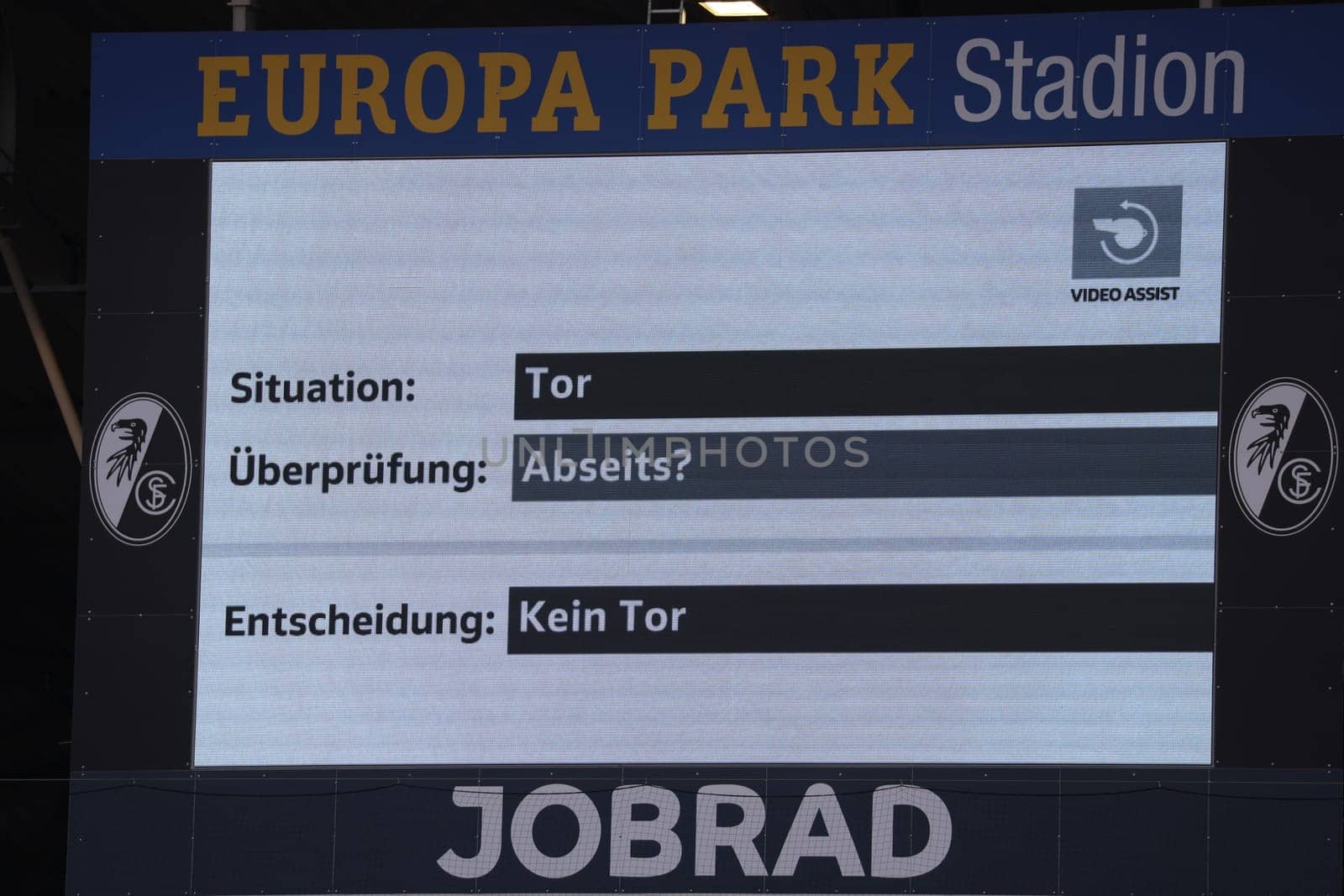 The video assist had a lot to do in the game of the 1st FBL: 24-25: 1st FBL: 24-25: 5th Sptg. SC Freiburg - FC St. Pauli  DFL REGULATIONS PROHIBIT ANY USE OF PHOTOGRAPHS AS IMAGE SEQUENCES AND/OR QUASI-VIDEONann  Photo: Joachim Hahne/johapress