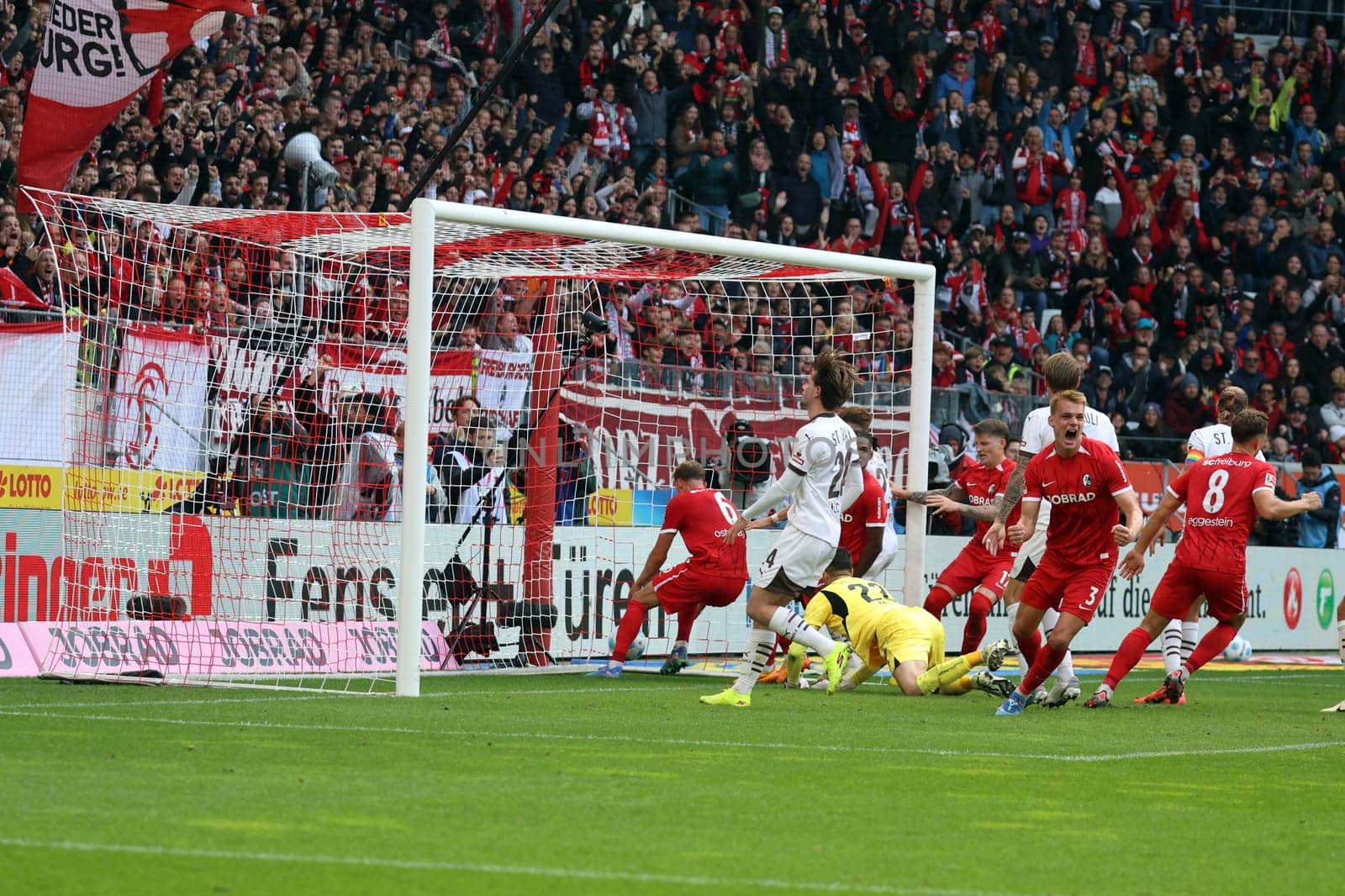 Philipp Lienhart (SC Freiburg) celebrates his supposed goal to make it 1:2,but the goal is not given due to offside in the match of the 1. FBL: 24-25: 1. FBL: 24-25: 5. Sptg. SC Freiburg - FC St. Pauli  DFL REGULATIONS PROHIBIT ANY USE OF PHOTOGRAPHS AS IMAGE SEQUENCES AND/OR QUASI-VIDEONann  Photo: Joachim Hahne/johapress