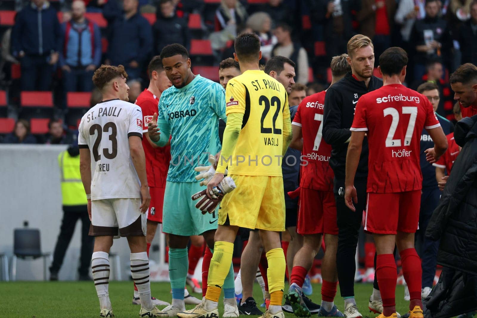 In the end and after the 0:3,goalkeeper Noah Atubolu (SC Freiburg) could only congratulate his strong colleague goalkeeper Nikola Vasilj (FC St. Pauli) on the victory after the game of the 1st FBL: 24-25: 1st FBL: 24-25: 5th Sptg. SC Freiburg - FC St. Pauli  DFL REGULATIONS PROHIBIT ANY USE OF PHOTOGRAPHS AS IMAGE SEQUENCES AND/OR QUASI-VIDEONann  Photo: Joachim Hahne/johapress