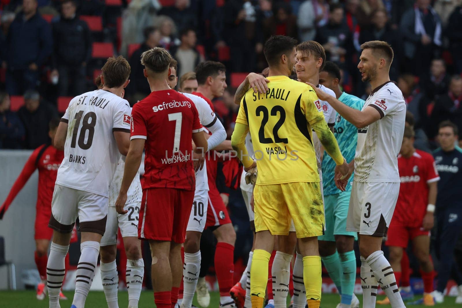 Eric Smith and Karol Mets (FC St. Pauli) congratulate their strong goalkeeper goalkeeper Nikola Vasilj (FC St. Pauli) on his flawless performance in the 1st FBL match: 24-25: 1st FBL: 24-25: 5th Sptg. SC Freiburg - FC St. Pauli  DFL REGULATIONS PROHIBIT ANY USE OF PHOTOGRAPHS AS IMAGE SEQUENCES AND/OR QUASI-VIDEONann  Photo: Joachim Hahne/johapress