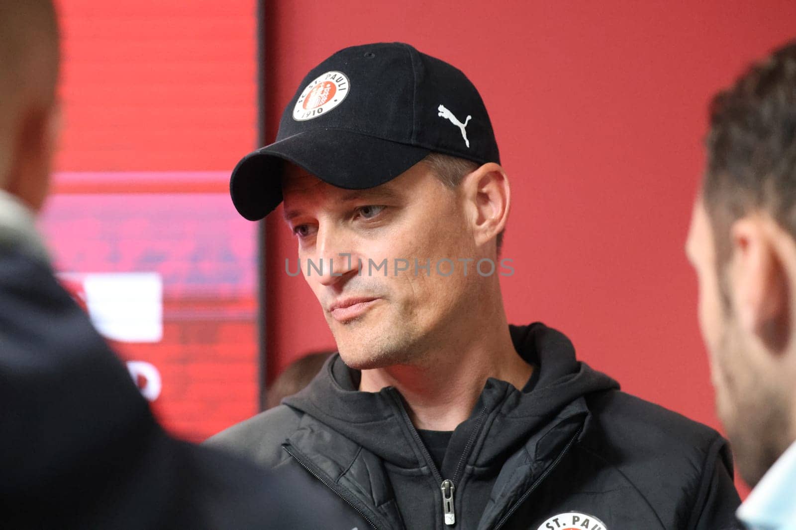 Coach Alexander Blessin (FC St. Pauli) at the match of the 1st FBL: 24-25: 1st FBL: 24-25: 5th Sptg. SC Freiburg - FC St. Pauli  DFL REGULATIONS PROHIBIT ANY USE OF PHOTOGRAPHS AS IMAGE SEQUENCES AND/OR QUASI-VIDEONann  Photo: Joachim Hahne/johapress