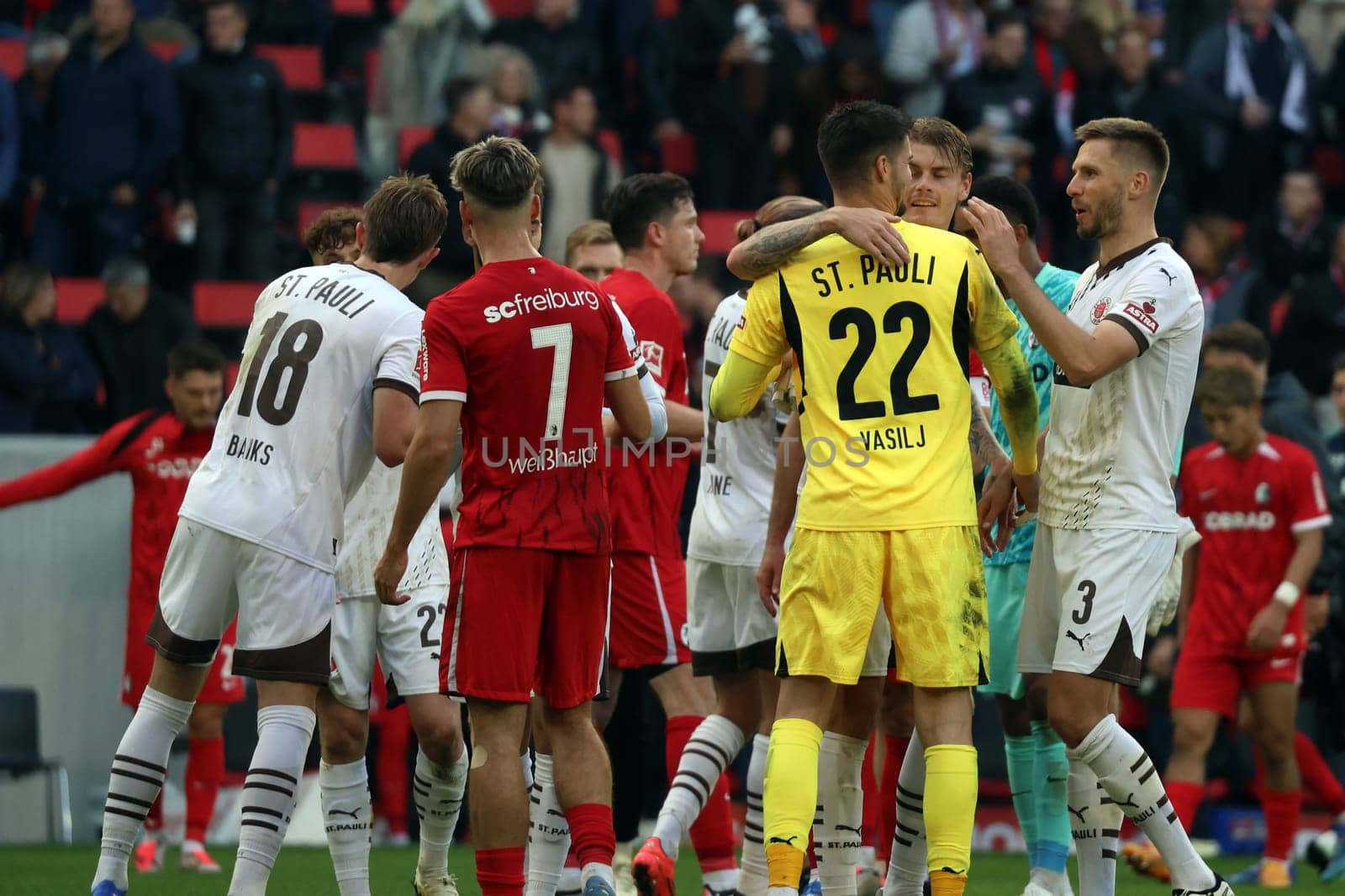 Many pats on the back congratulate goalkeeper Nikola Vasilj (FC St. Pauli) on the strong performance after the 3-0 win in Freiburg in the match of the 1st FBL: 24-25: 1st FBL: 24-25: 5th Sptg. SC Freiburg - FC St. Pauli  DFL REGULATIONS PROHIBIT ANY USE OF PHOTOGRAPHS AS IMAGE SEQUENCES AND/OR QUASI-VIDEONann  Photo: Joachim Hahne/johapress