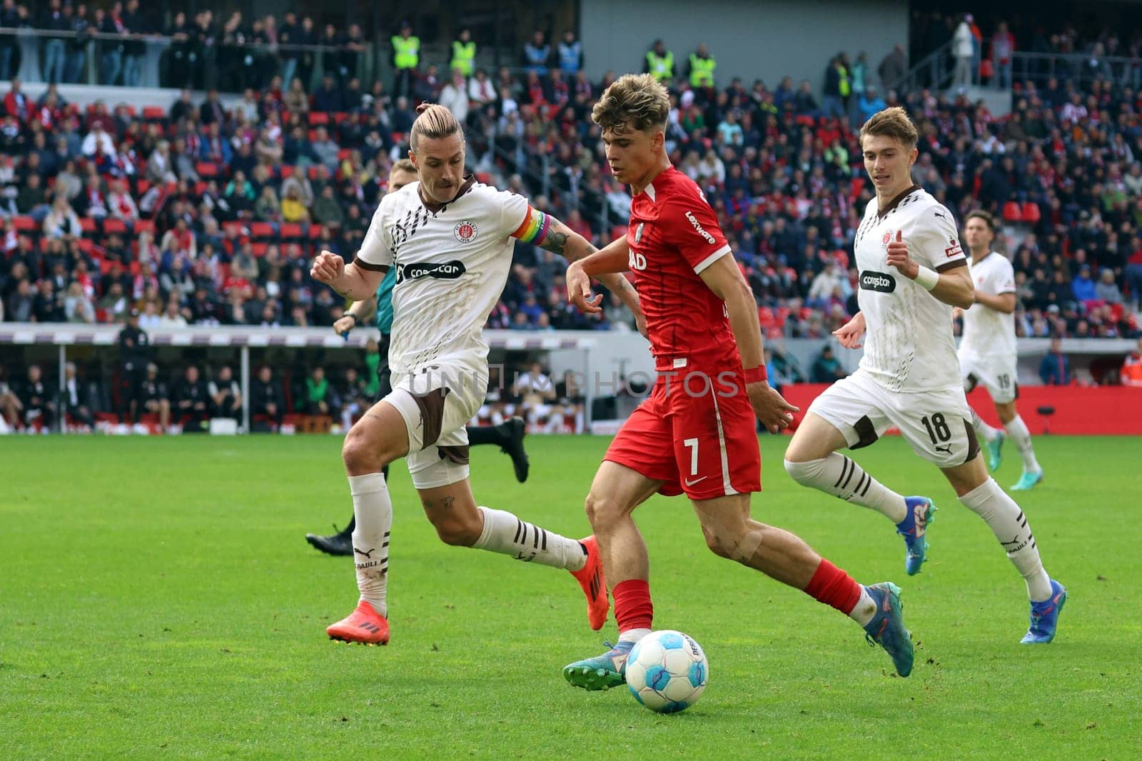 Substitute Noah Weißhaupt (SC Freiburg) made a lot of work and attracted two opponents in Jackson Irvine (FC St. Pauli) and Scott Banks (FC St. Pauli) in the match of the 1st FBL: 24-25: 1st FBL: 24-25: 5th Sptg. SC Freiburg - FC St. Pauli  DFL REGULATIONS PROHIBIT ANY USE OF PHOTOGRAPHS AS IMAGE SEQUENCES AND/OR QUASI-VIDEONann  Photo: Joachim Hahne/johapress