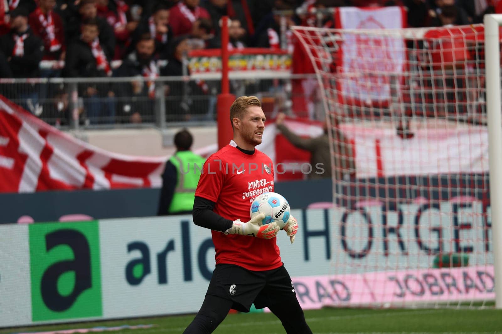 Goalkeeper Florian Müller (SC Freiburg) during the warm-up for the 1st FBL match: 24-25: 1st FBL: 24-25: 5th Sptg. SC Freiburg - FC St. Pauli  DFL REGULATIONS PROHIBIT ANY USE OF PHOTOGRAPHS AS IMAGE SEQUENCES AND/OR QUASI-VIDEONann  Photo: Joachim Hahne/johapress