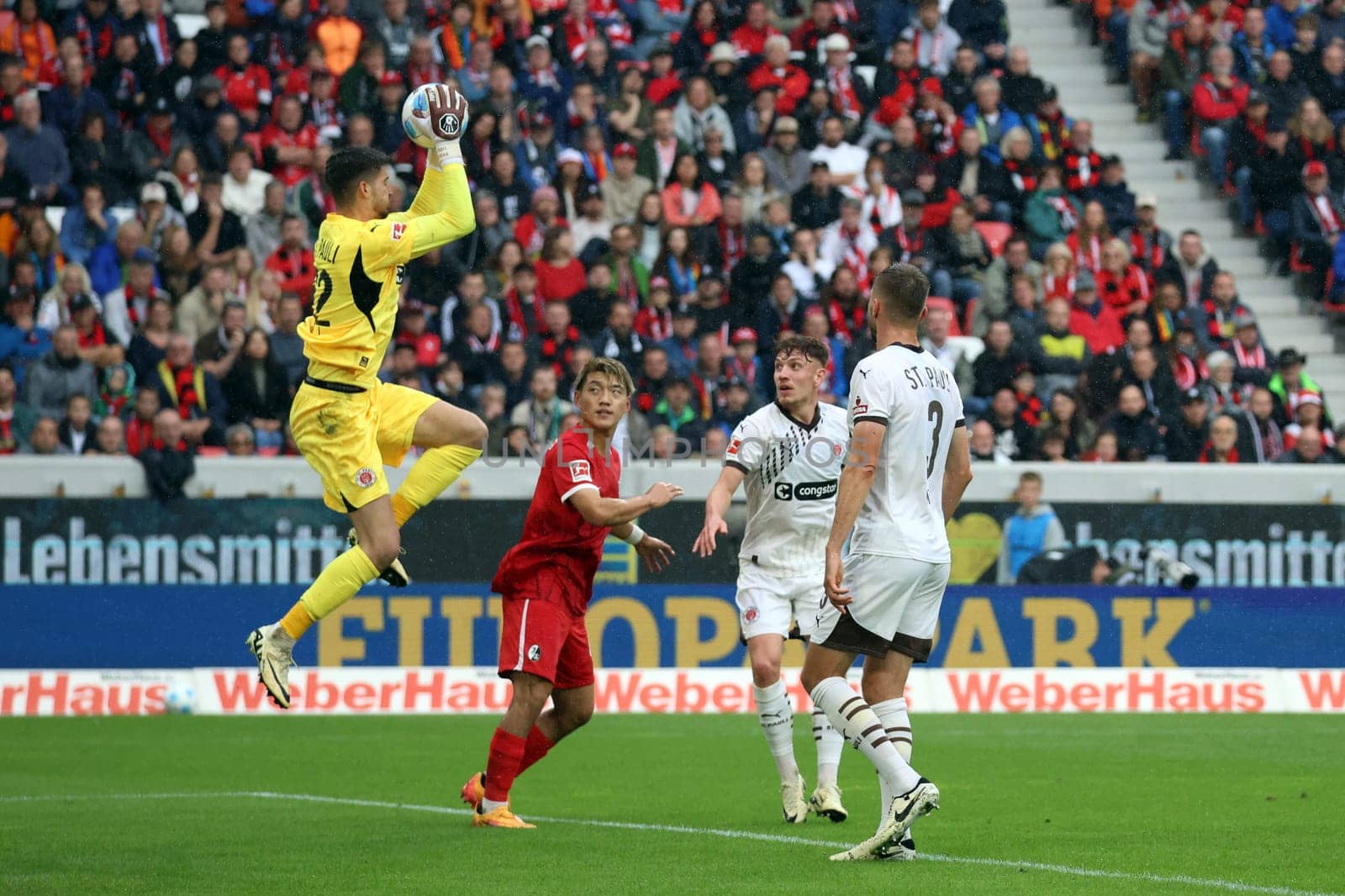 Kept his goal clean: Goalkeeper Nikola Vasilj (FC St. Pauli) at the game of the 1st FBL: 24-25: 1st FBL: 24-25: 5th Sptg. SC Freiburg - FC St. Pauli  DFL REGULATIONS PROHIBIT ANY USE OF PHOTOGRAPHS AS IMAGE SEQUENCES AND/OR QUASI-VIDEONann  Photo: Joachim Hahne/johapress