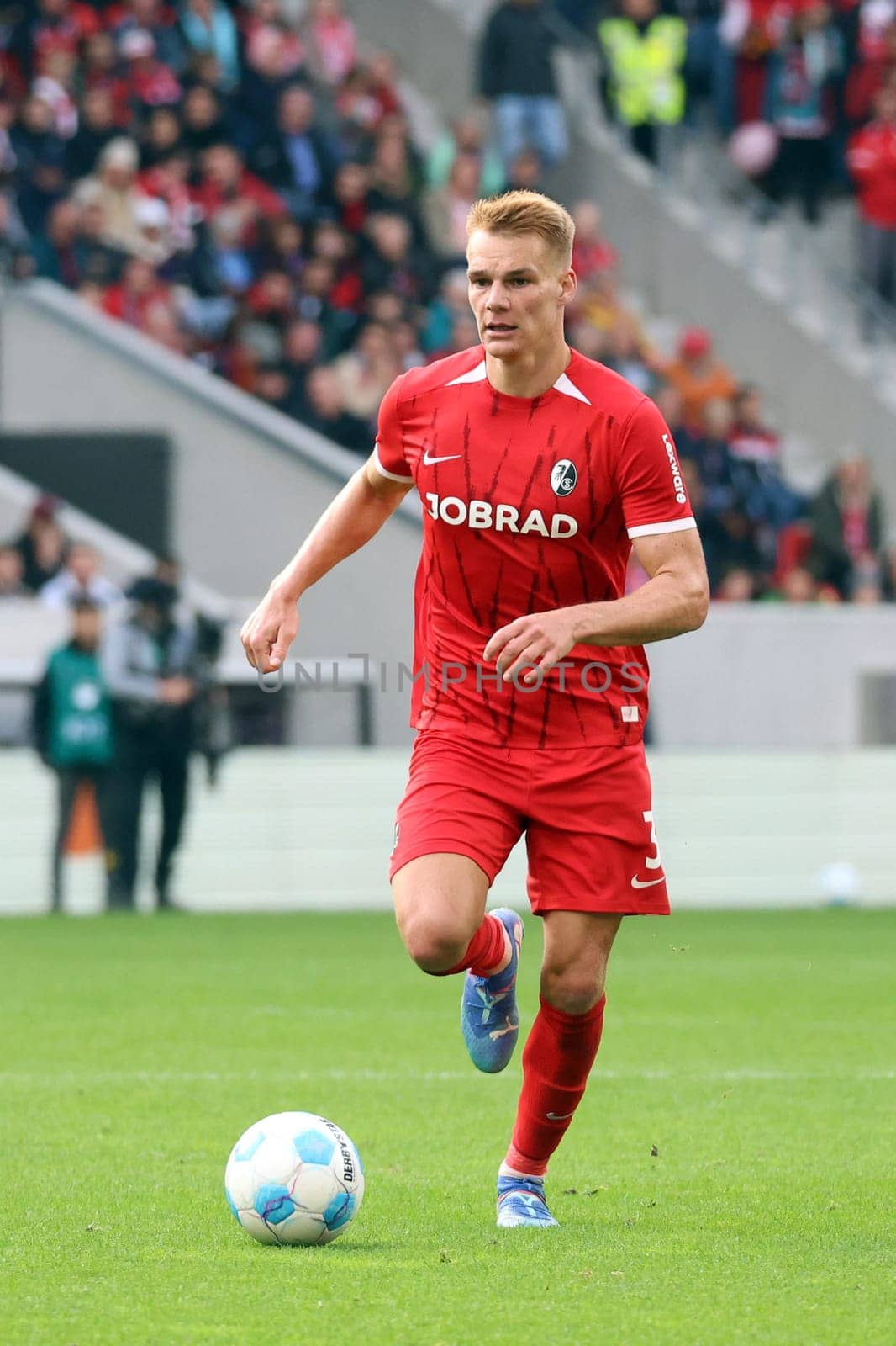 Philipp Lienhart (SC Freiburg) at the match of the 1st FBL: 24-25: 1st FBL: 24-25: 5th Sptg. SC Freiburg - FC St. Pauli  DFL REGULATIONS PROHIBIT ANY USE OF PHOTOGRAPHS AS IMAGE SEQUENCES AND/OR QUASI-VIDEONann  Photo: Joachim Hahne/johapress
