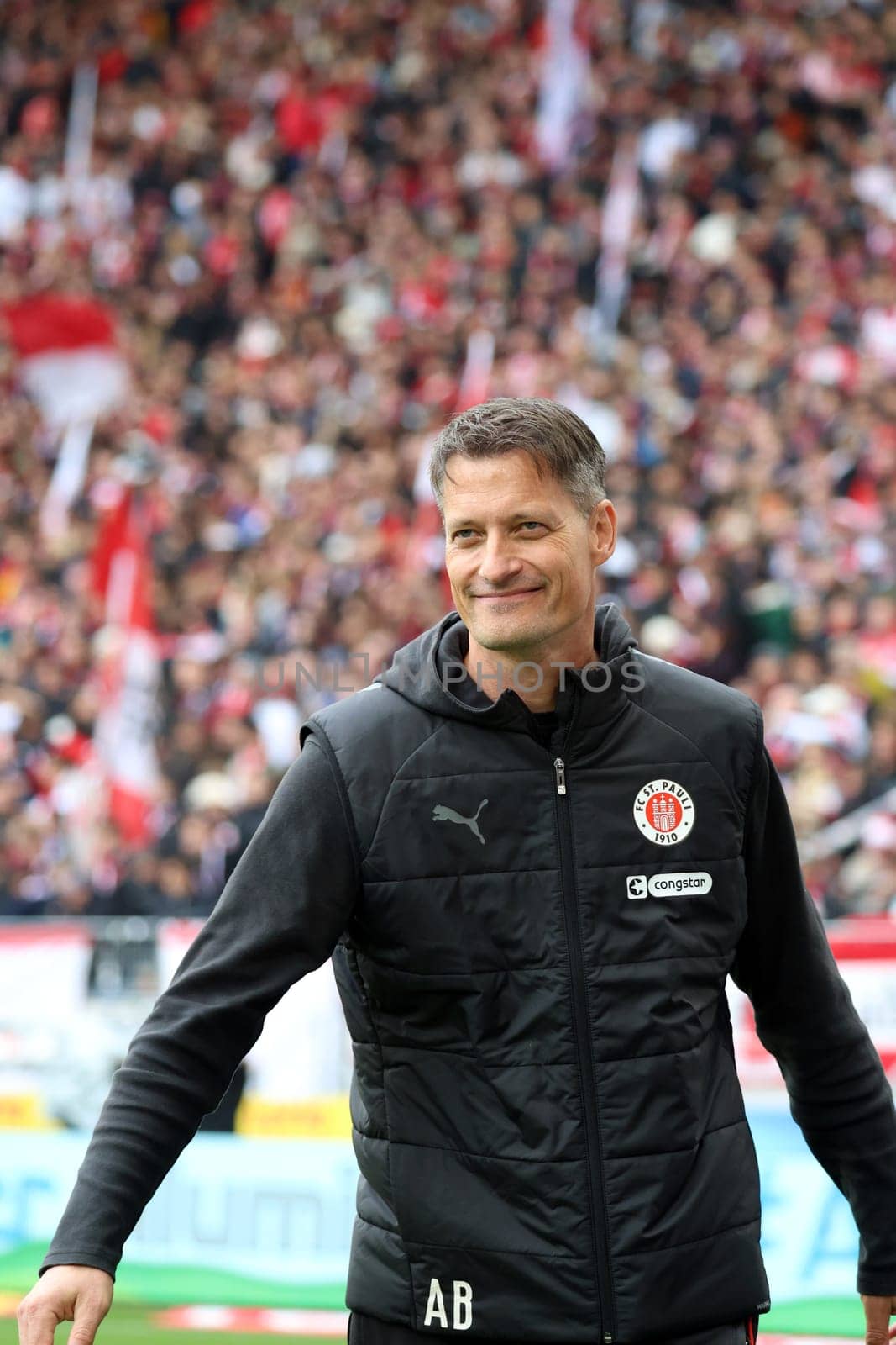Had a good laugh at the game in Freiburg,coach Alexander Blessin (FC St. Pauli) of the 1st FBL: 24-25: 1st FBL: 24-25: 5th Sptg. SC Freiburg - FC St. Pauli  DFL REGULATIONS PROHIBIT ANY USE OF PHOTOGRAPHS AS IMAGE SEQUENCES AND/OR QUASI-VIDEONann  Photo: Joachim Hahne/johapress