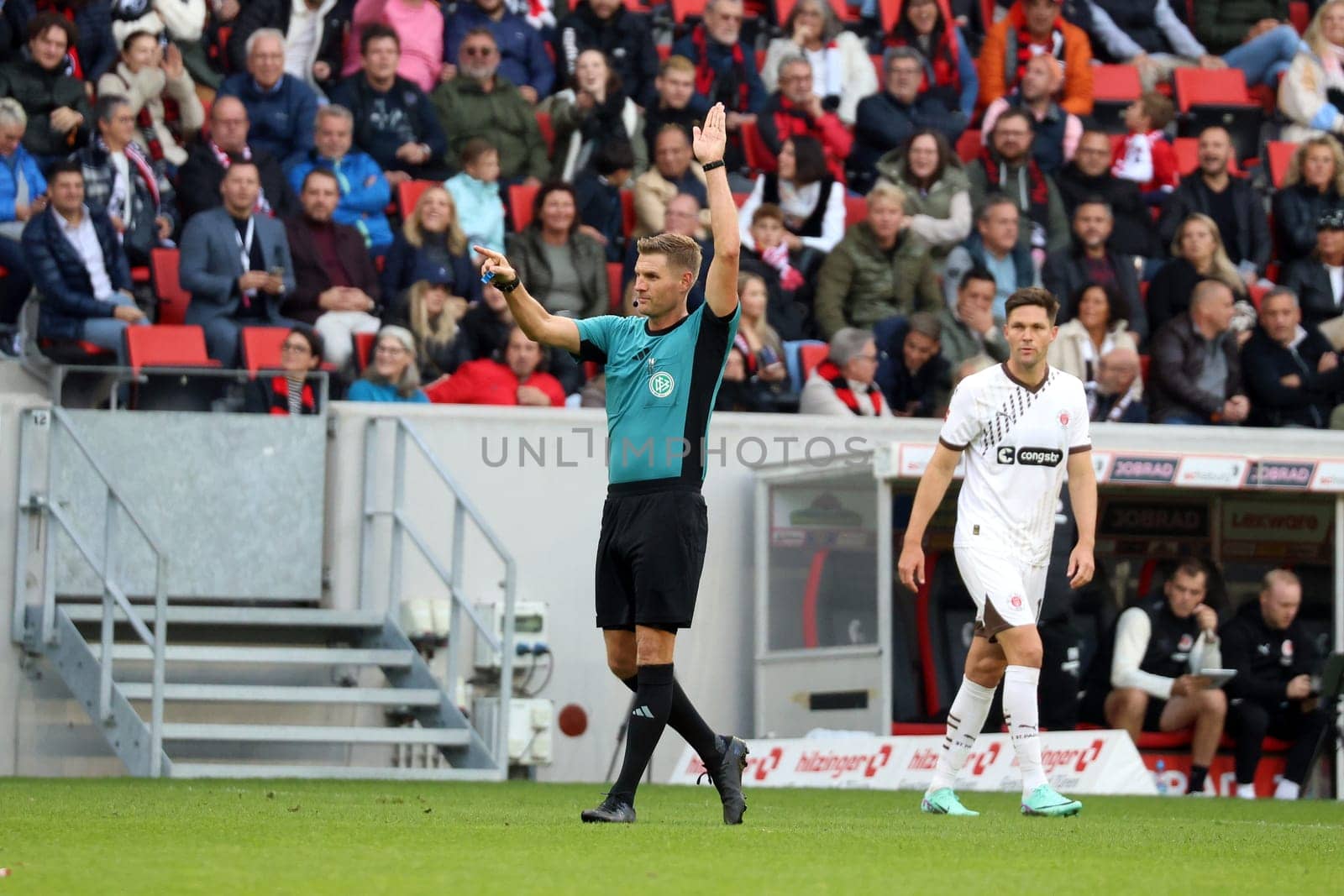 Referee Timo Gerach (Landau) points Keller to offside again after a hint from the video after a Freiburg goal in the game of the 1st FBL: 24-25: 1st FBL: 24-25: 5th Sptg. SC Freiburg - FC St. Pauli  DFL REGULATIONS PROHIBIT ANY USE OF PHOTOGRAPHS AS IMAGE SEQUENCES AND/OR QUASI-VIDEONann  Photo: Joachim Hahne/johapress