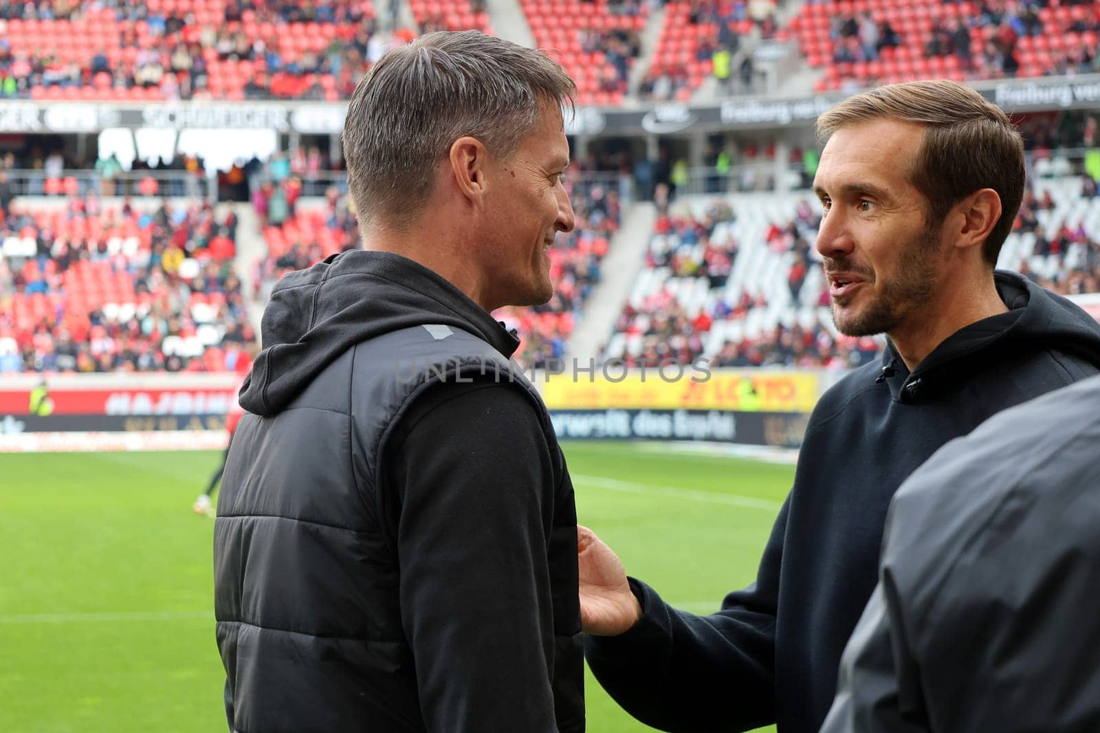 Smalltak before kick-off: v.li. Coach Alexander Blessin (FC St. Pauli) and head coach / coach Julian Schuster (SC Freiburg) at the match of the 1st FBL: 24-25: 1st FBL: 24-25: 5th Sptg. SC Freiburg - FC St. Pauli  DFL REGULATIONS PROHIBIT ANY USE OF PHOTOGRAPHS AS IMAGE SEQUENCES AND/OR QUASI-VIDEONann  Photo: Joachim Hahne/johapress