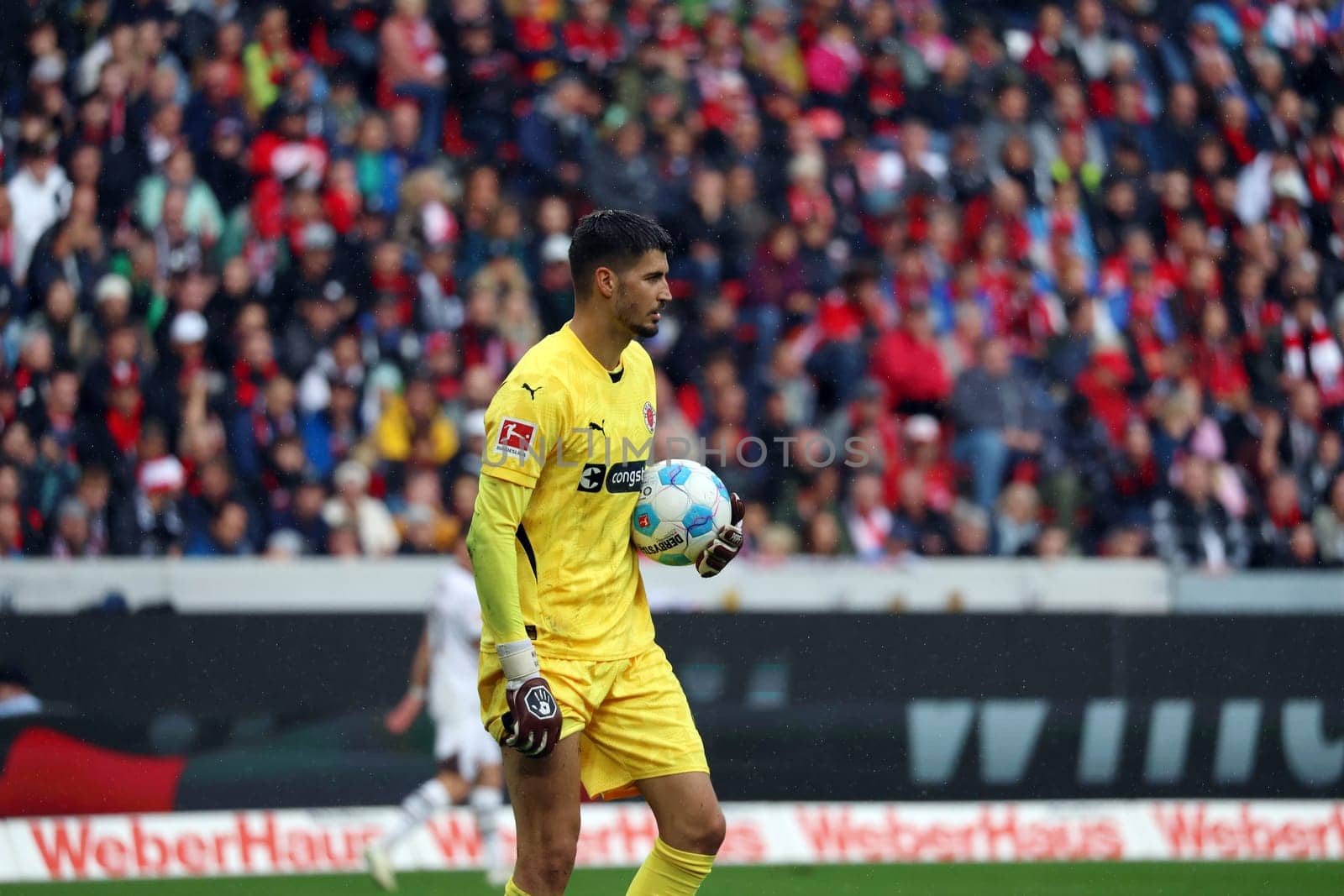 Goalkeeper Nikola Vasilj (FC St. Pauli) at the match of the 1st FBL: 24-25: 1st FBL: 24-25: 5th Sptg. SC Freiburg - FC St. Pauli  DFL REGULATIONS PROHIBIT ANY USE OF PHOTOGRAPHS AS IMAGE SEQUENCES AND/OR QUASI-VIDEONann  Photo: Joachim Hahne/johapress