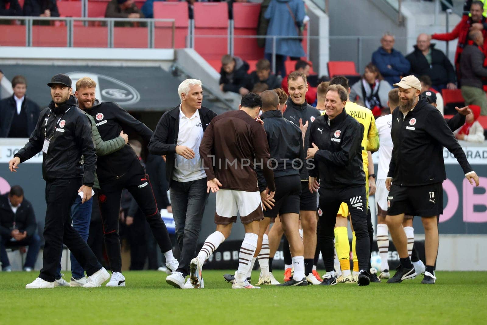 Celebrations for sporting director Andreas Bornemann (FC St. Pauli) and the entire staff of St. Pauli after the 3-0 victory in the game of the 1st FBL: 24-25: 1st FBL: 24-25: 5th Sptg. SC Freiburg - FC St. Pauli  DFL REGULATIONS PROHIBIT ANY USE OF PHOTOGRAPHS AS IMAGE SEQUENCES AND/OR QUASI-VIDEONann  Photo: Joachim Hahne/johapress