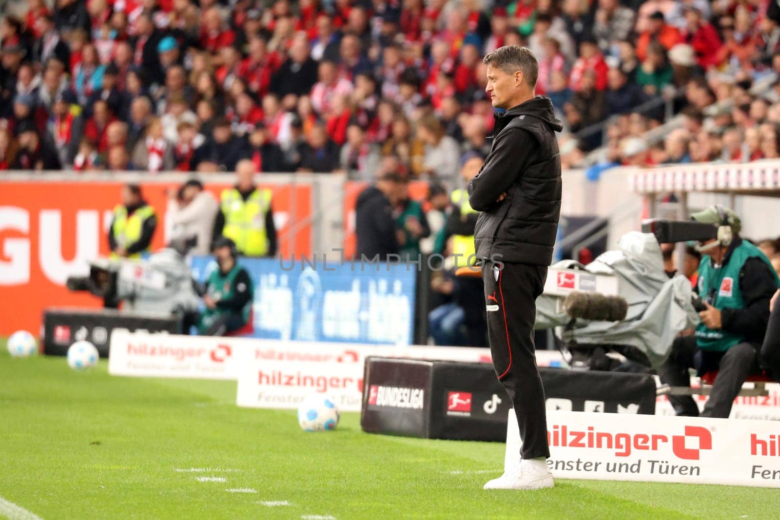 Saw a good game from his team: Coach Alexander Blessin (FC St. Pauli) of the 1st FBL: 24-25: 1st FBL: 24-25: 5th Sptg. SC Freiburg - FC St. Pauli  DFL REGULATIONS PROHIBIT ANY USE OF PHOTOGRAPHS AS IMAGE SEQUENCES AND/OR QUASI-VIDEONann  Photo: Joachim Hahne/johapress