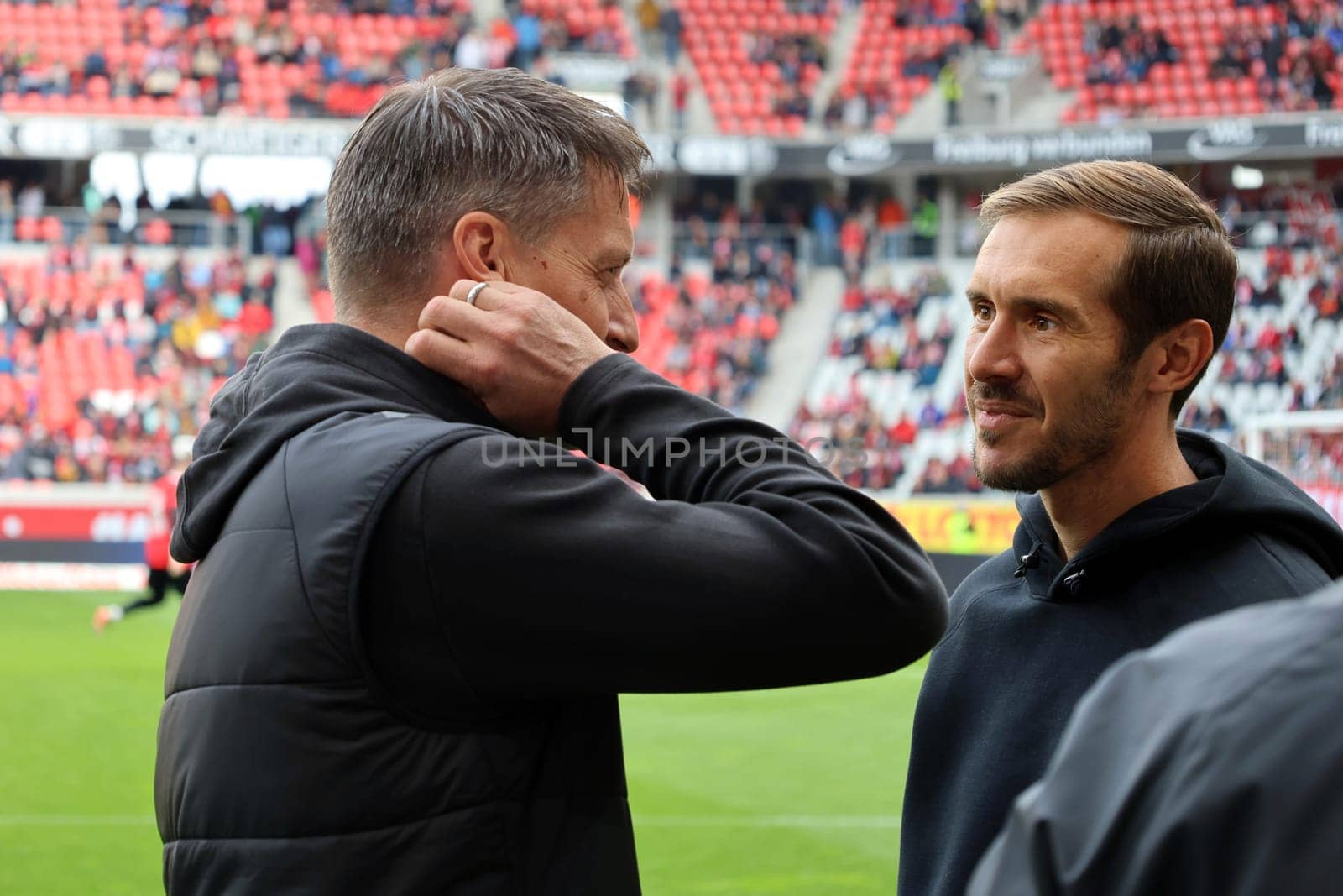 Smalltak before kick-off: v.li. Coach Alexander Blessin (FC St. Pauli) and head coach / coach Julian Schuster (SC Freiburg) at the match of the 1st FBL: 24-25: 1st FBL: 24-25: 5th Sptg. SC Freiburg - FC St. Pauli  DFL REGULATIONS PROHIBIT ANY USE OF PHOTOGRAPHS AS IMAGE SEQUENCES AND/OR QUASI-VIDEONann  Photo: Joachim Hahne/johapress