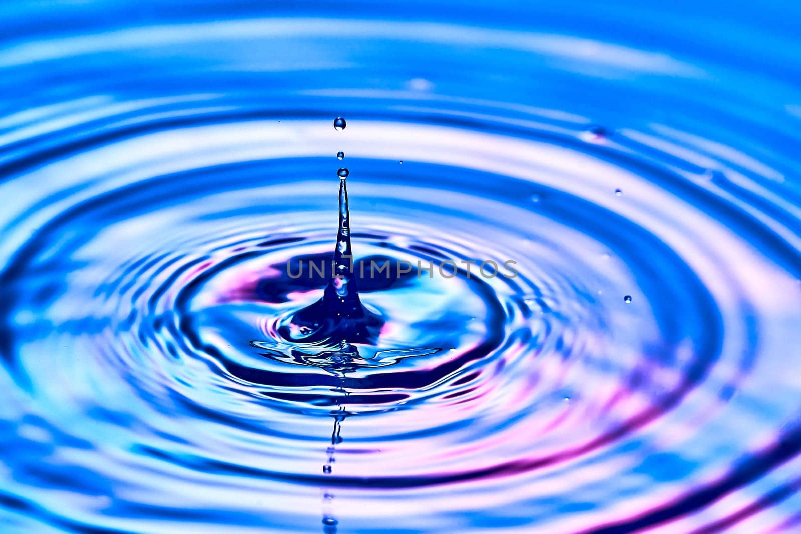 a drop of water falling into the water and creating waves. High quality photo