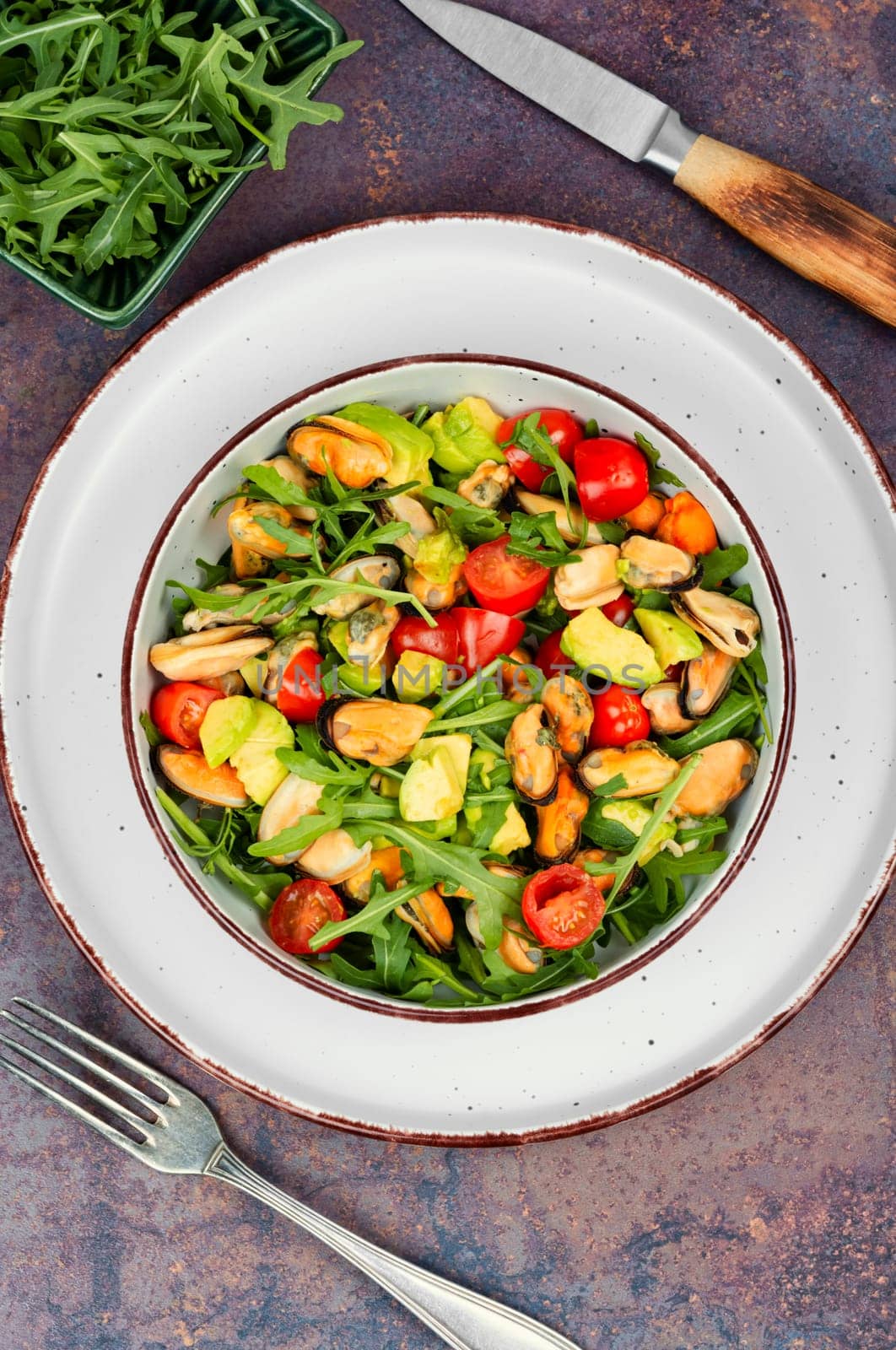 Fresh vegetable salad with mussels.