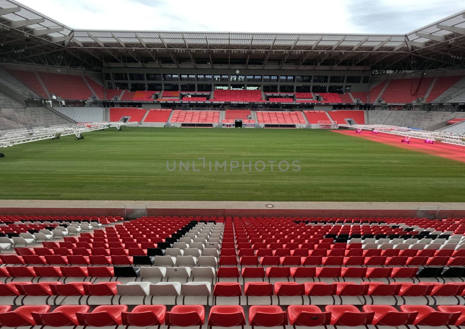 SC Freiburg used the international break to replace the turf at the Europa Park Stadium. After the stadium was put into operation in 2021,a new turf has now been laid. This Saturday with the Bundesliga home game against FC Augsburg (kick-off,15:30 CET),the new turf is to be played again.