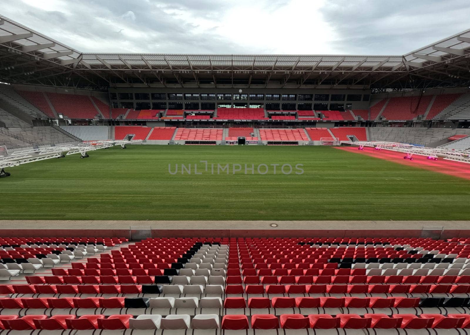 SC Freiburg used the international break to replace the turf at the Europa Park Stadium. After the stadium was put into operation in 2021,a new turf has now been laid. This Saturday with the Bundesliga home game against FC Augsburg (kick-off,15:30 CET),the new turf is to be played again.