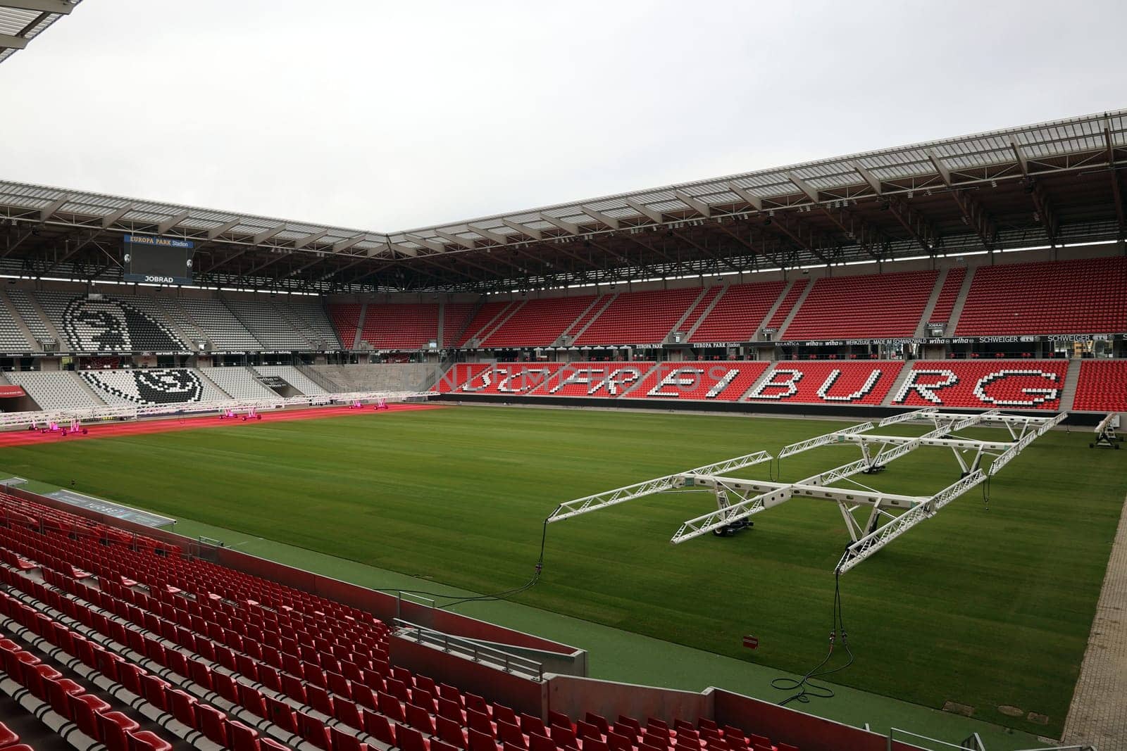 SC Freiburg used the international break to replace the turf at the Europa Park Stadium. After the stadium was put into operation in 2021,a new turf has now been laid. This Saturday with the Bundesliga home game against FC Augsburg (kick-off,15:30 CET),the new turf is to be played again.